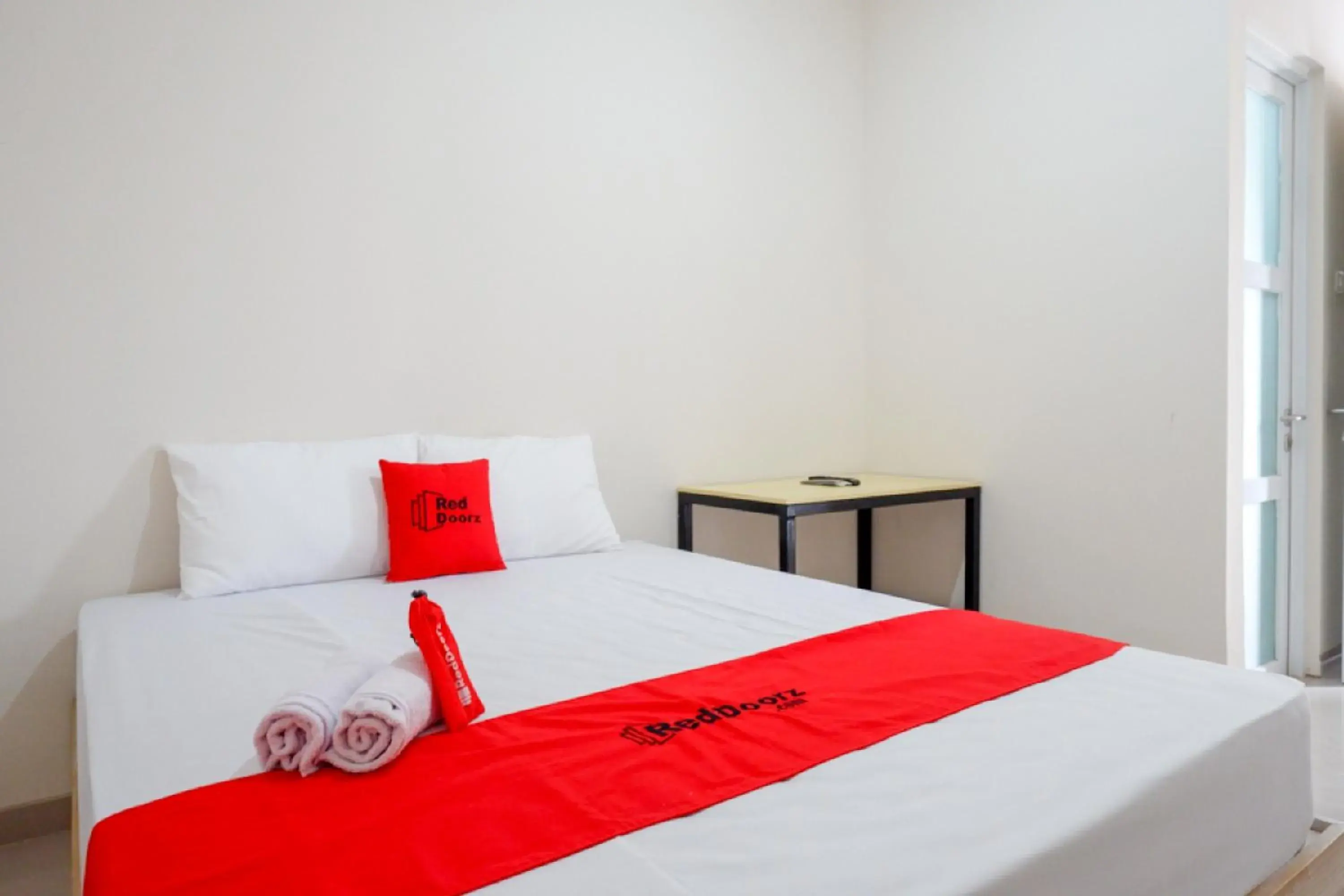 Deluxe Double Room in RedDoorz near Pacific Mall Tegal 2 Deluxe Double Room in RedDoorz near Pacific Mall Tegal 2