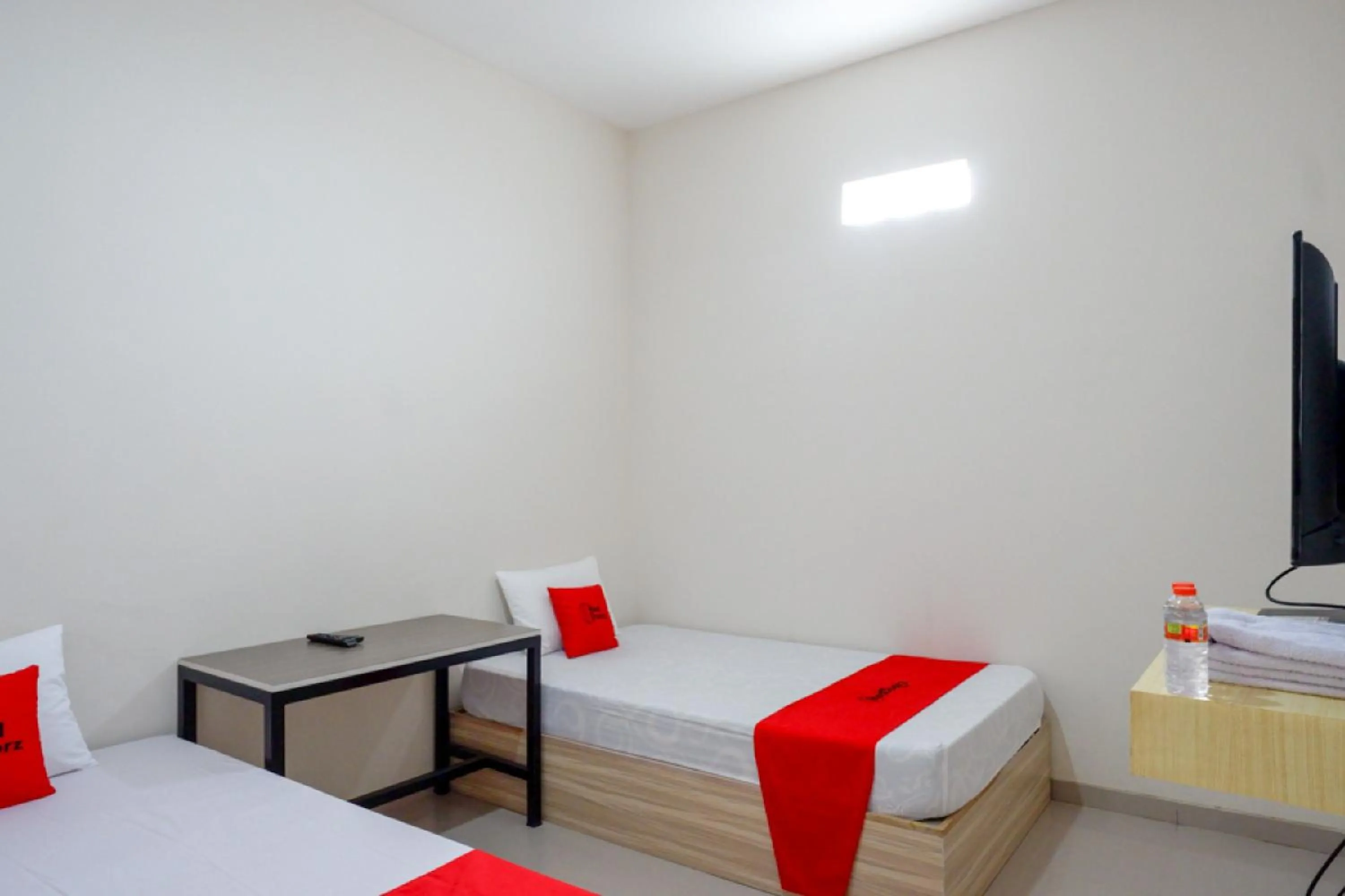 Bedroom, Bed in RedDoorz near Pacific Mall Tegal 2