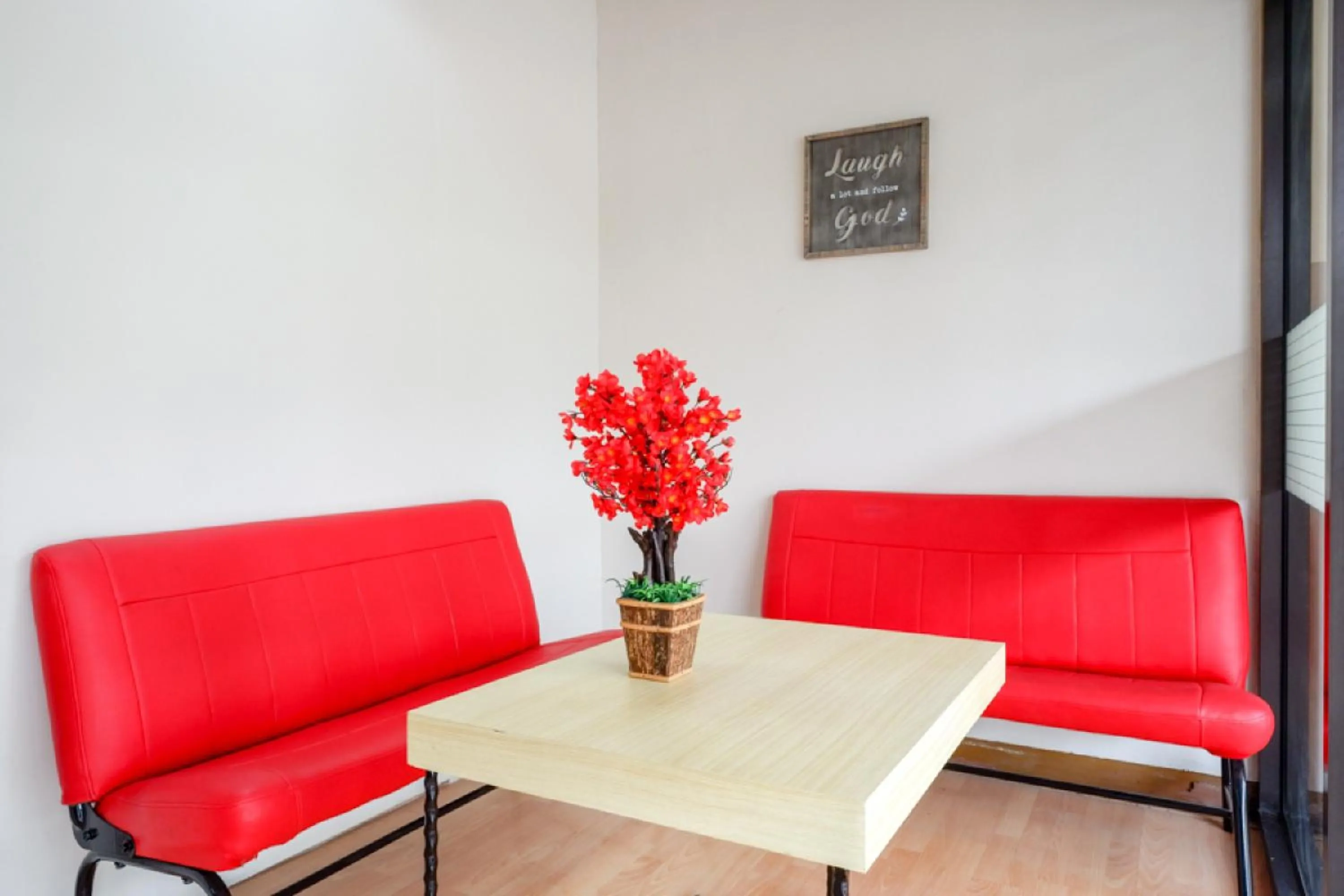 Living room in RedDoorz near Pacific Mall Tegal 2