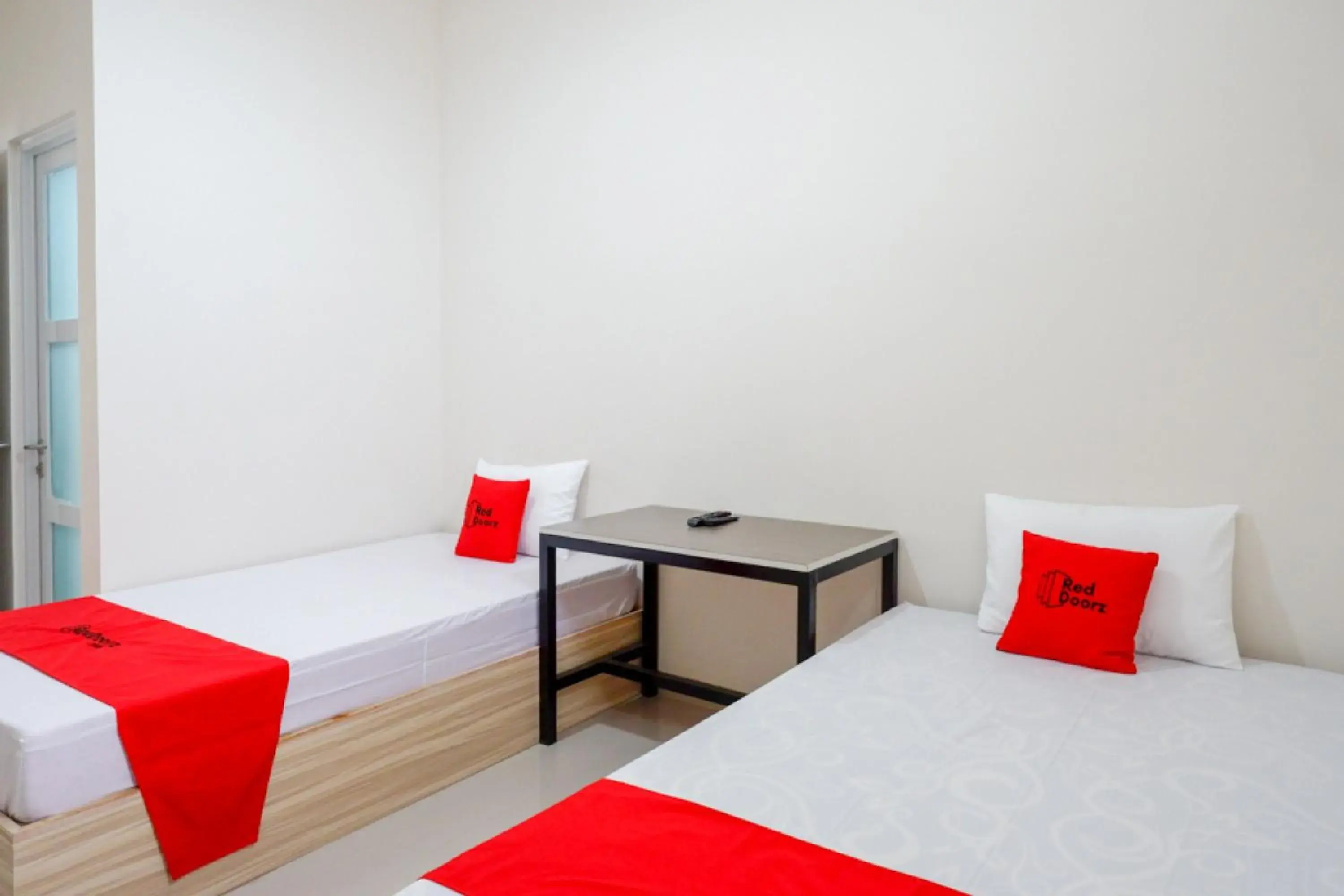 Standard Twin Room in RedDoorz near Pacific Mall Tegal 2 Standard Twin Room in RedDoorz near Pacific Mall Tegal 2