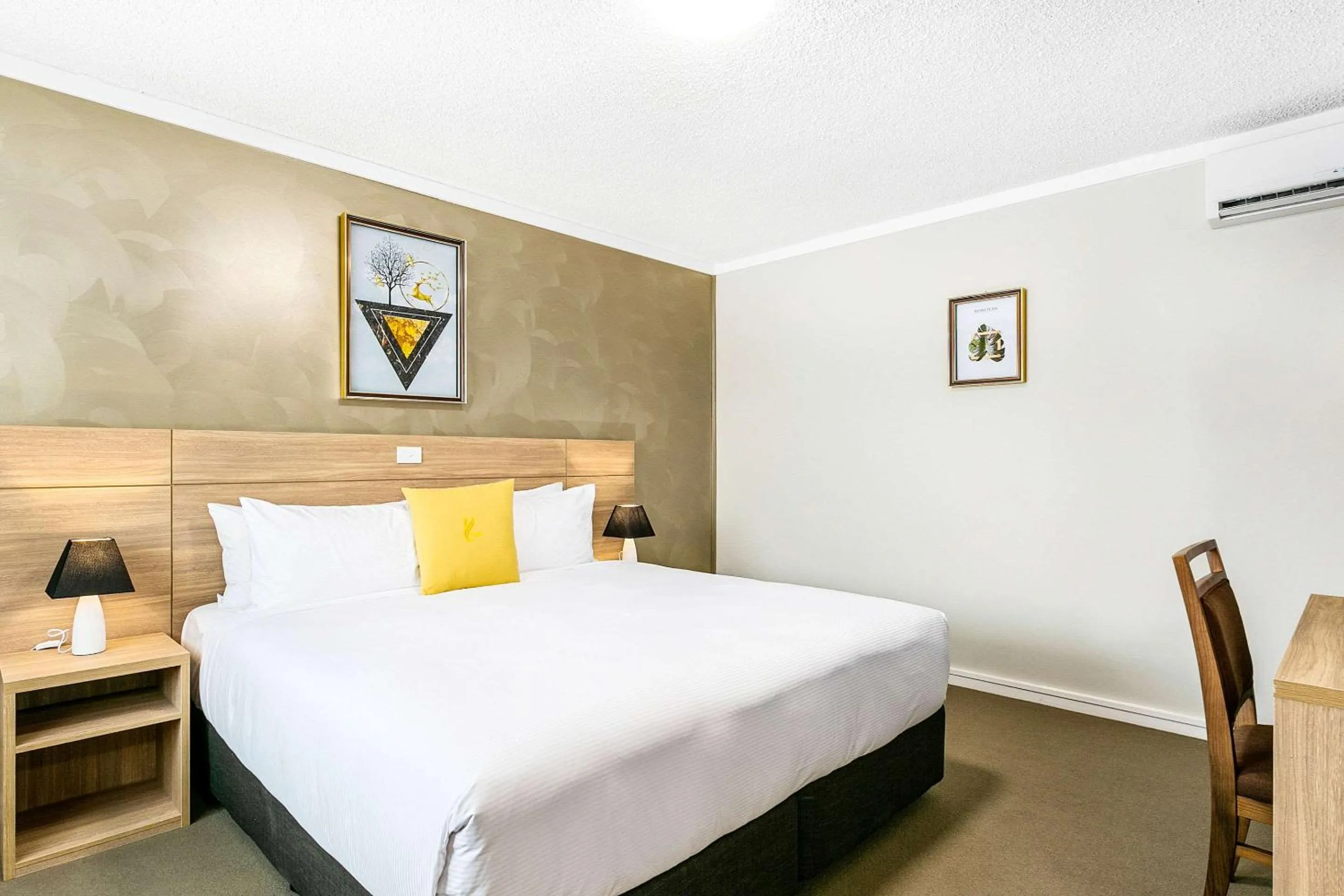 Bedroom, Bed in Quality Inn Sunshine Haberfield