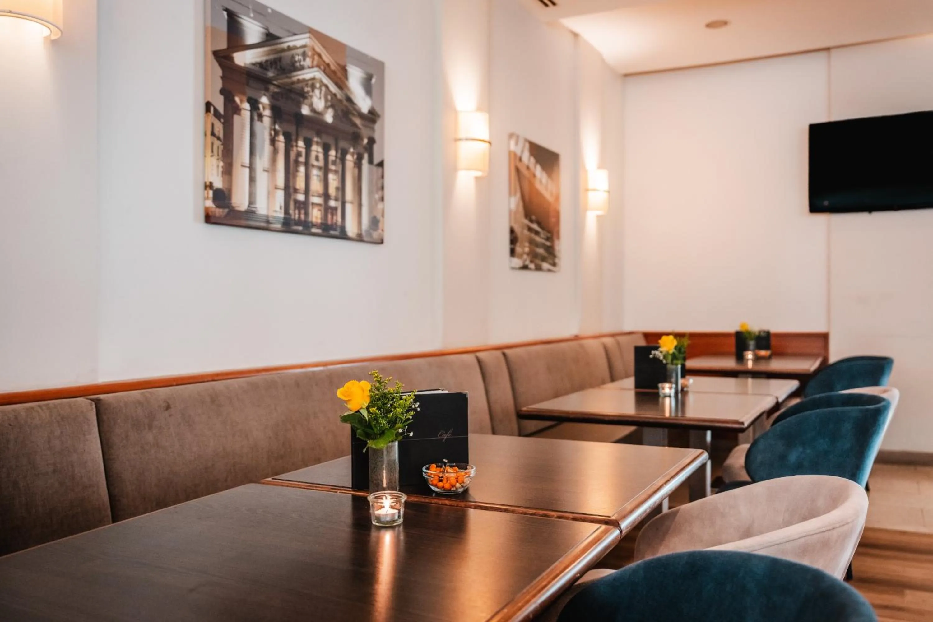 Lounge or bar in Leonardo Hotel Aachen