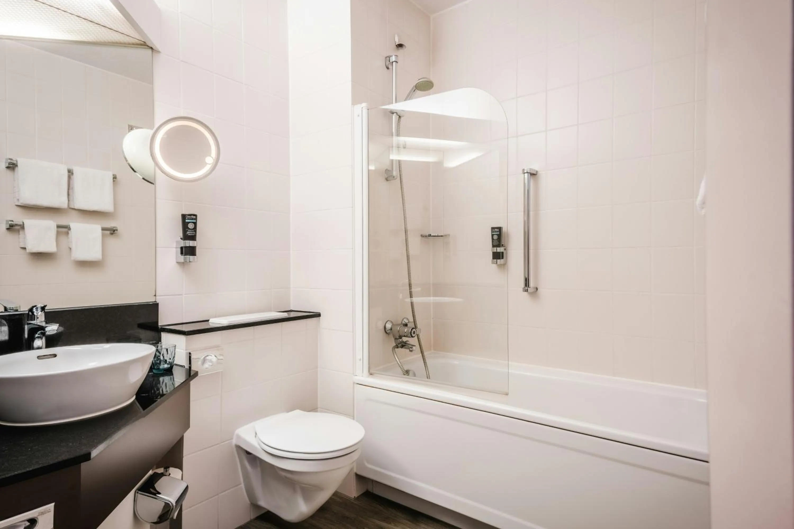 Bathroom in Leonardo Hotel Aachen