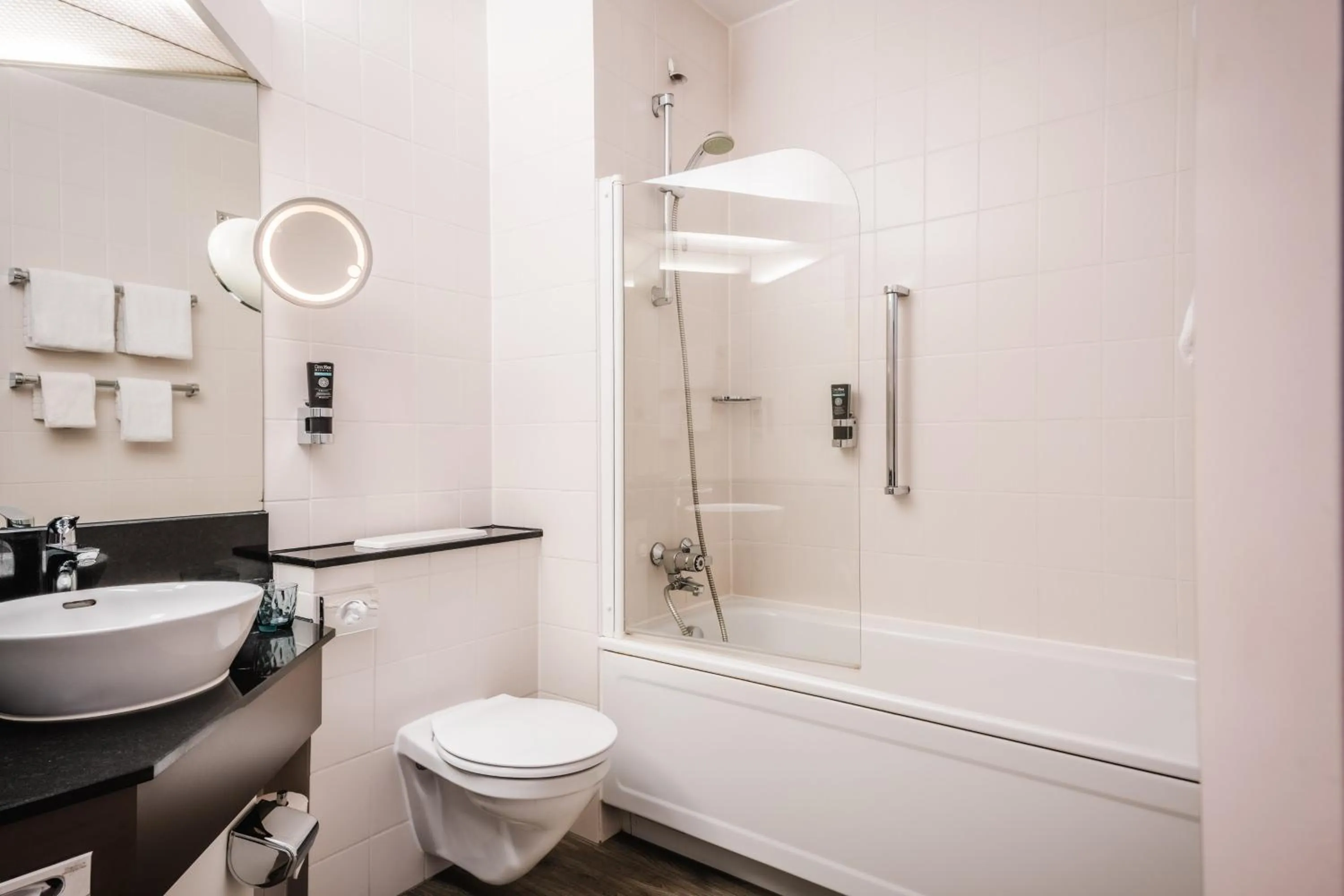 Bathroom in Leonardo Hotel Aachen