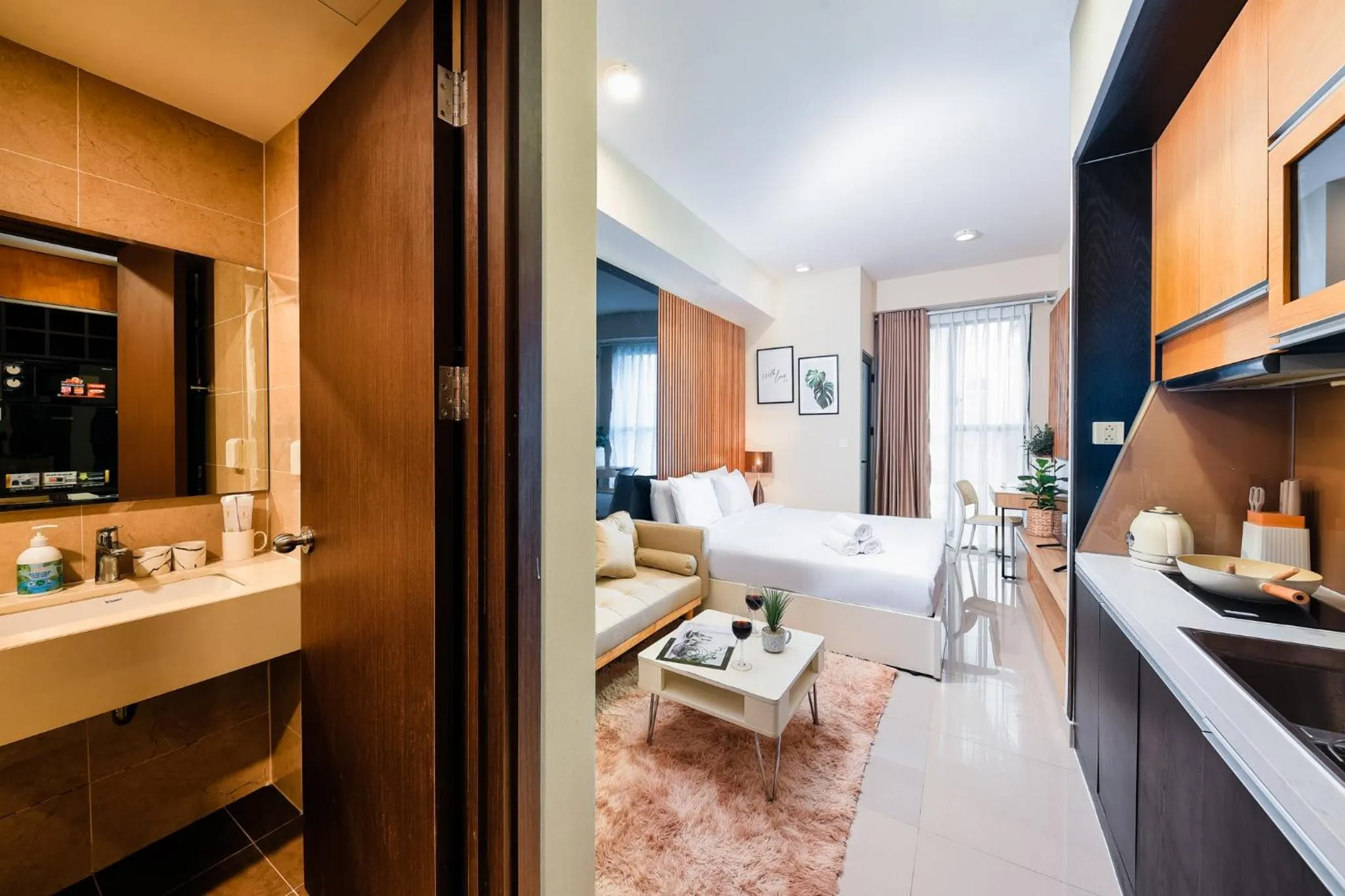 Toilet, Bed in S Lux Apartment