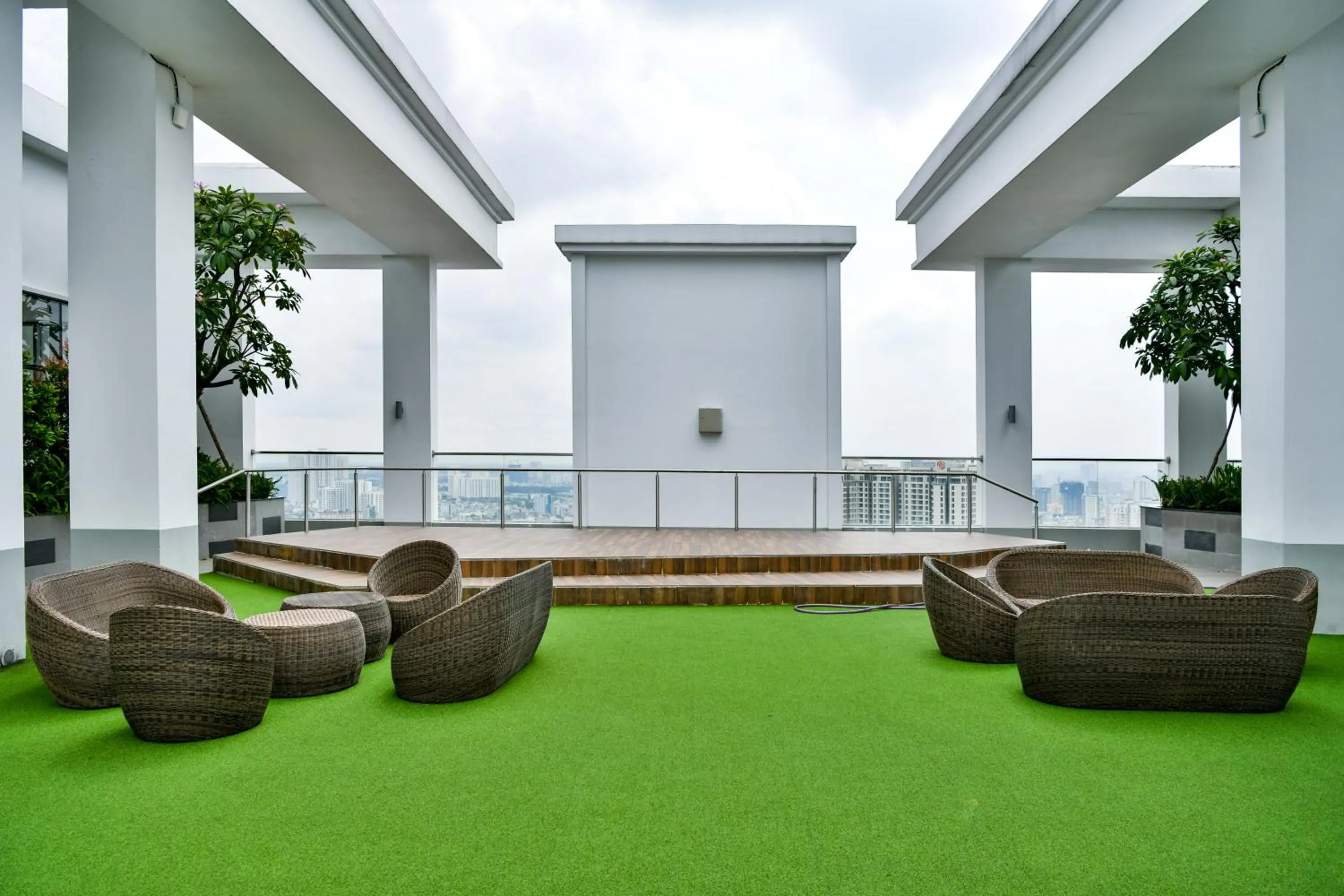 Garden in S Lux Apartment