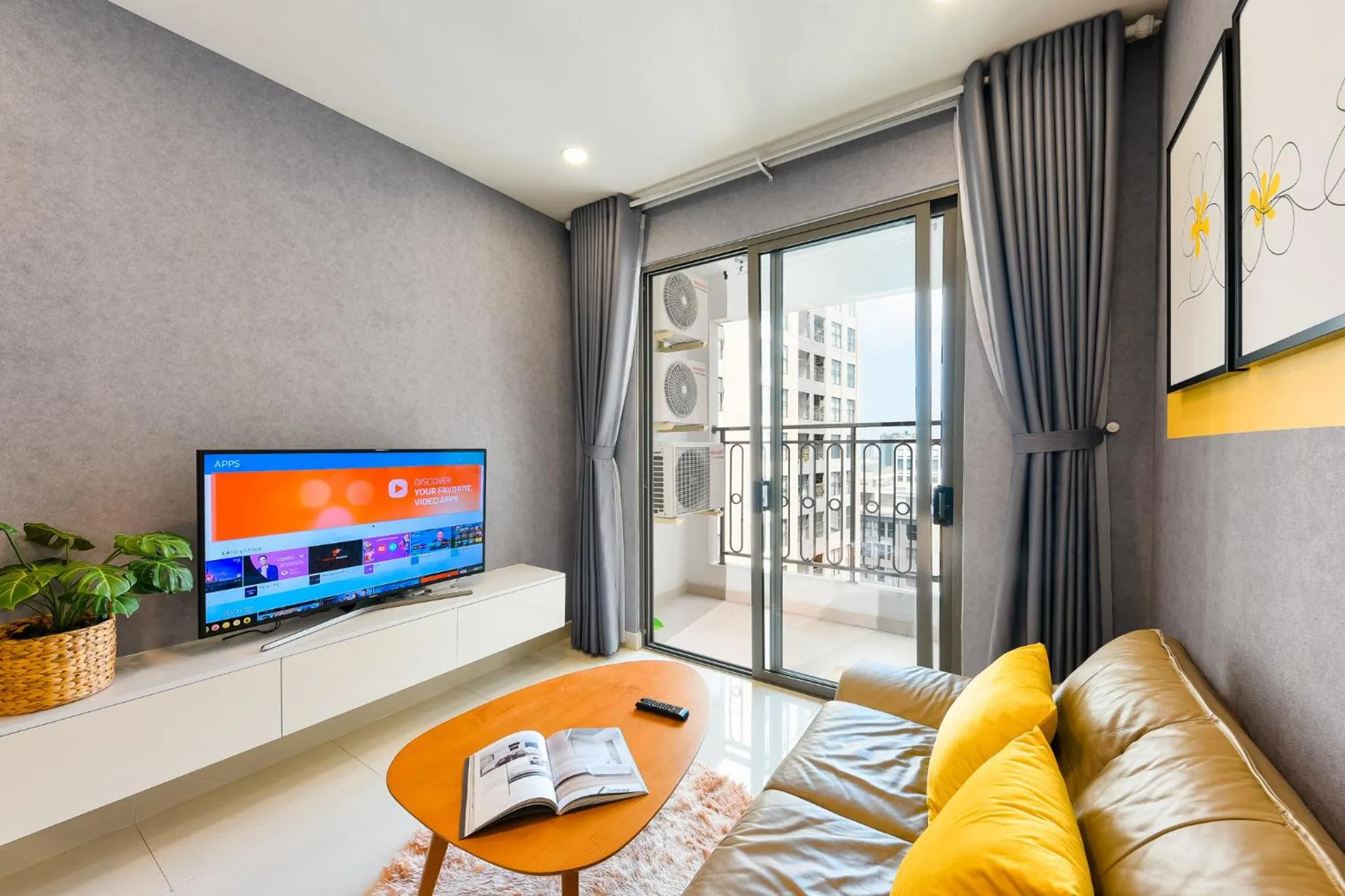 TV and multimedia in S Lux Apartment
