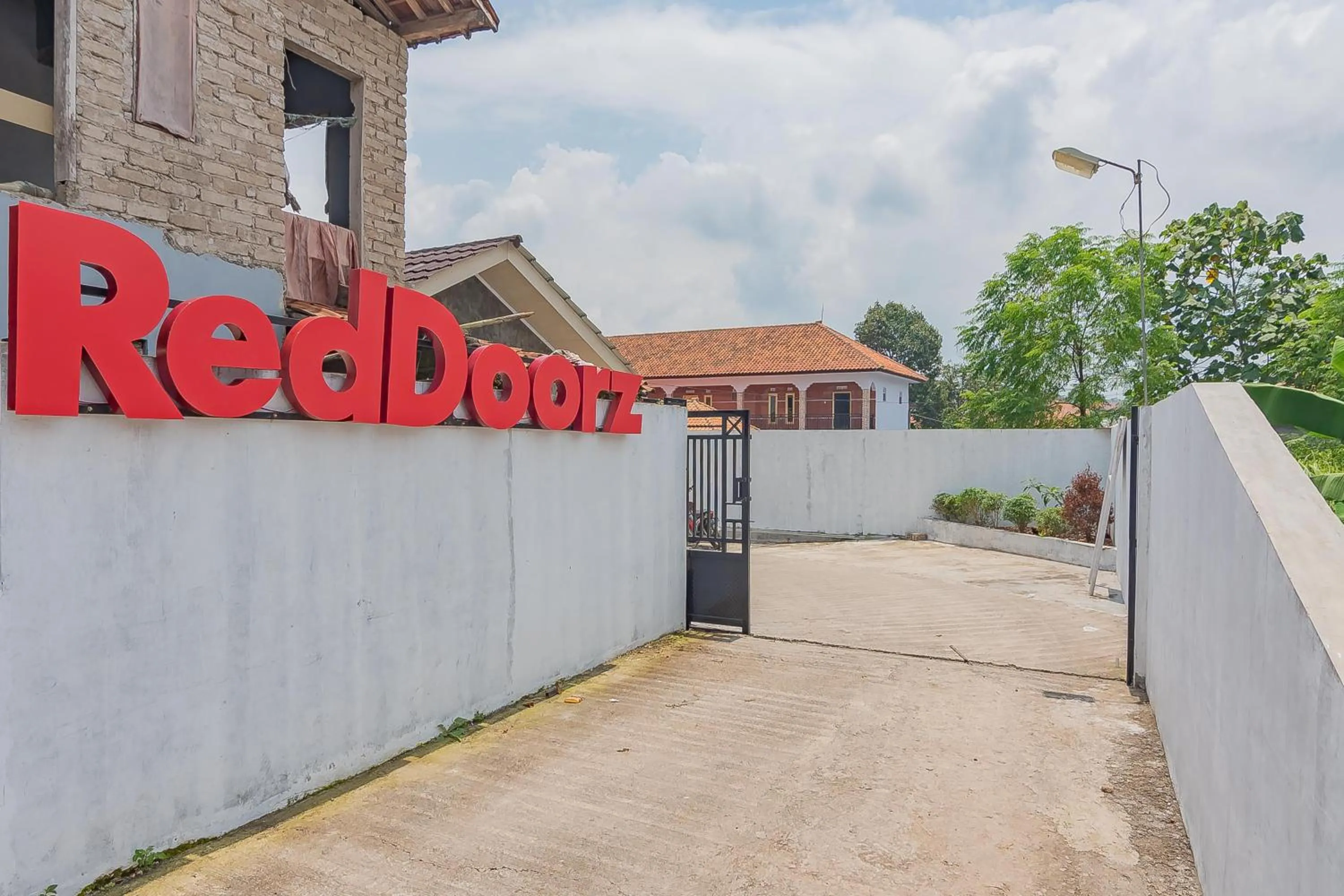 Property building in RedDoorz Syariah @ Tambak Mekar Street Subang