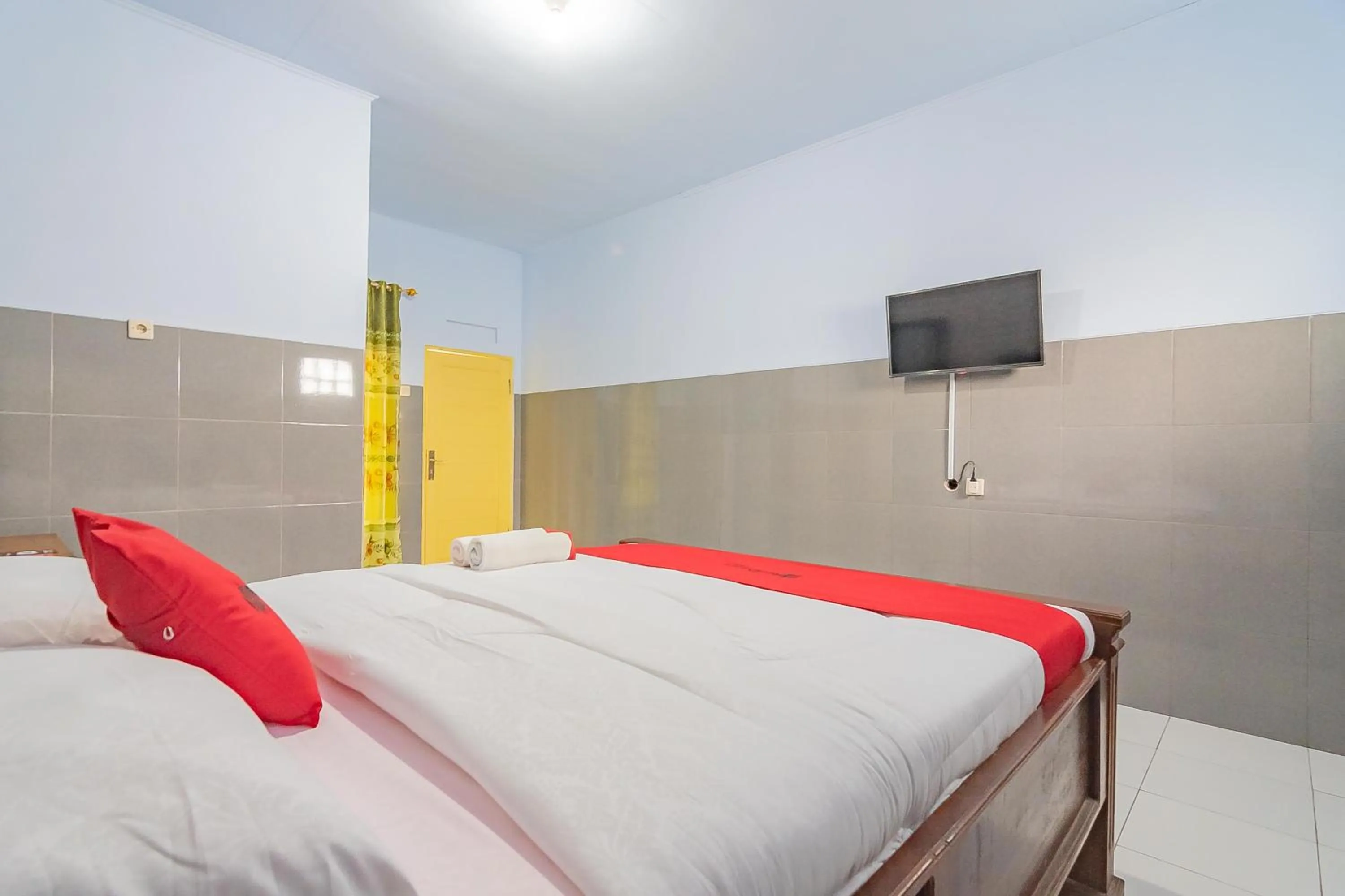 Bed in RedDoorz Syariah @ Tambak Mekar Street Subang