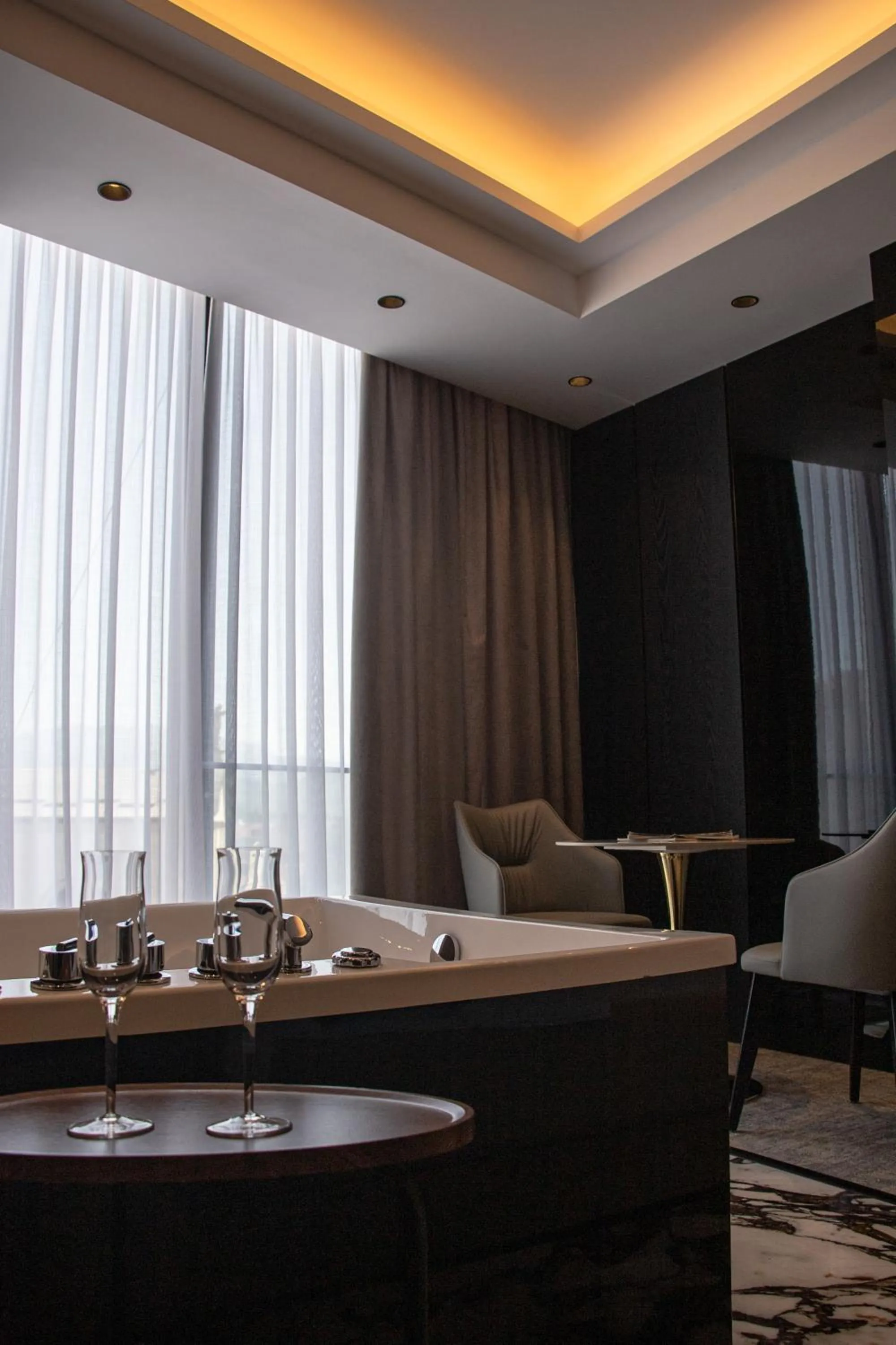 Hot Tub in Hotel Chicago