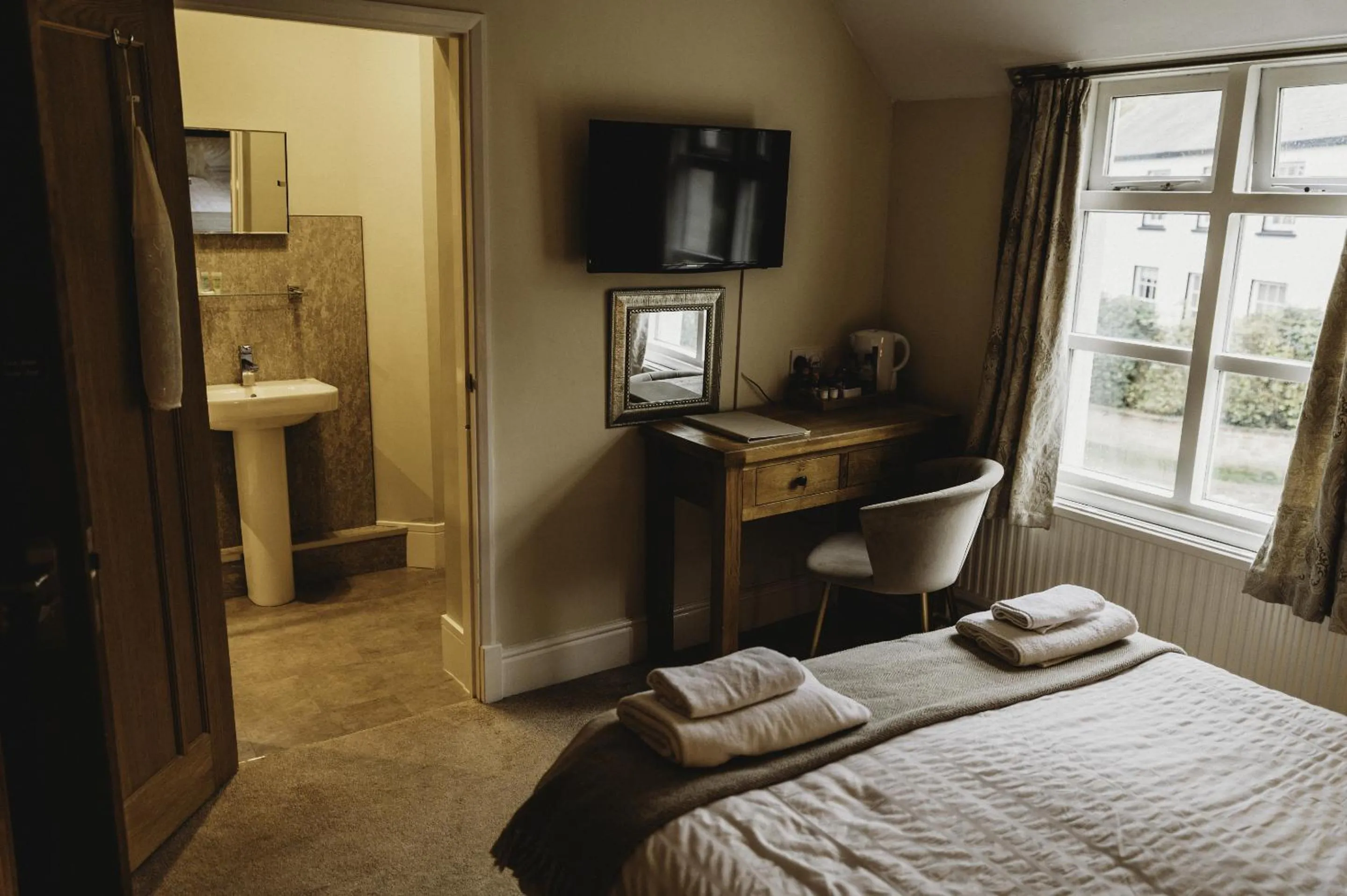 Bedroom, Bed in The White Lion Inn
