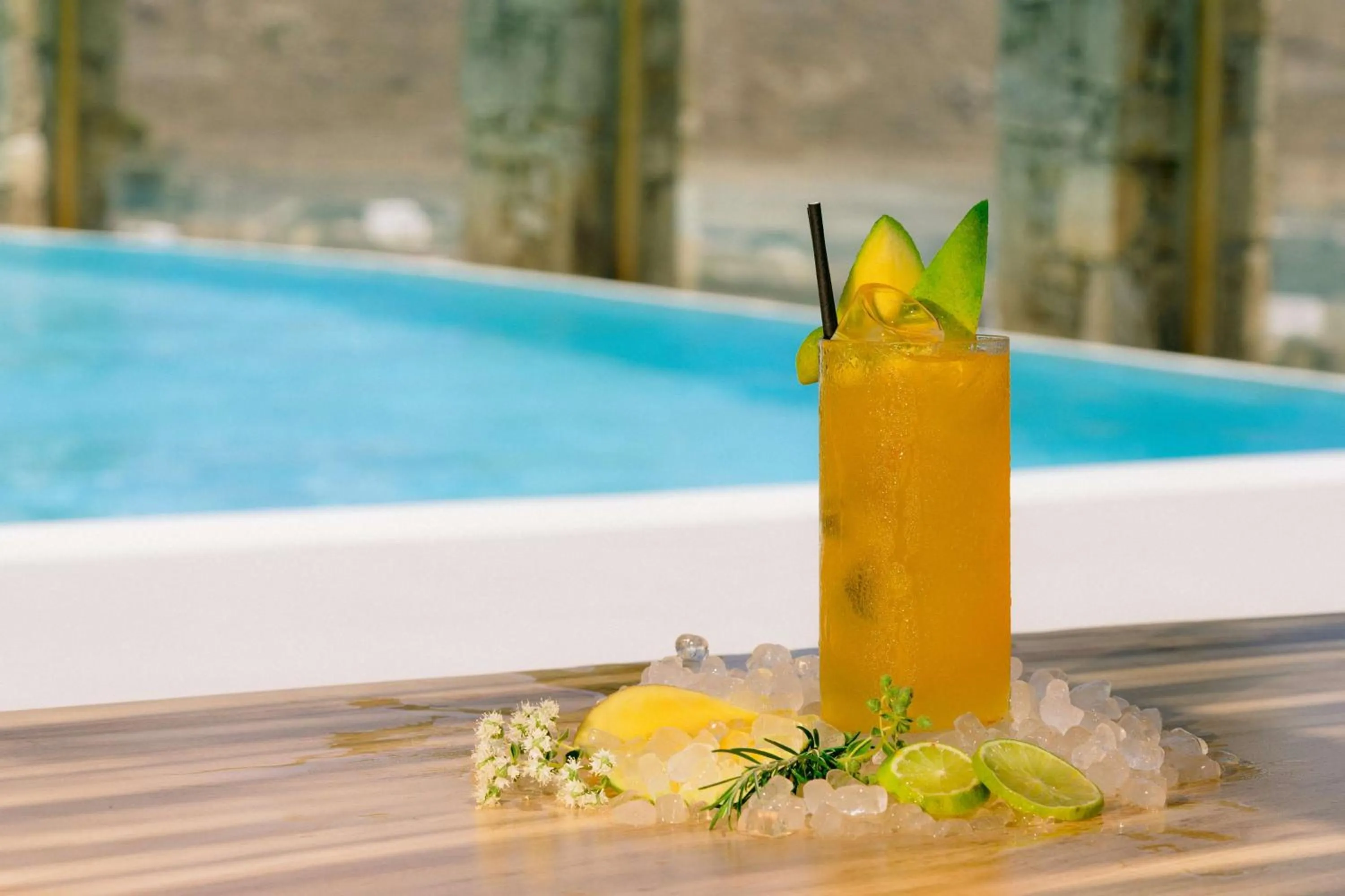 Lounge or bar in Radisson Blu Euphoria Resort, Mykonos