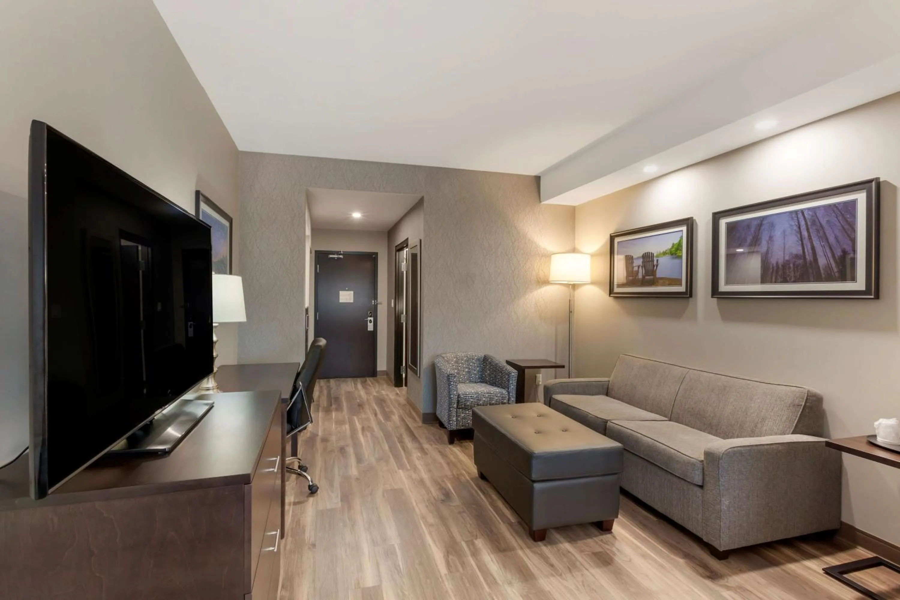 Bedroom in Best Western Premier Northwood Hotel