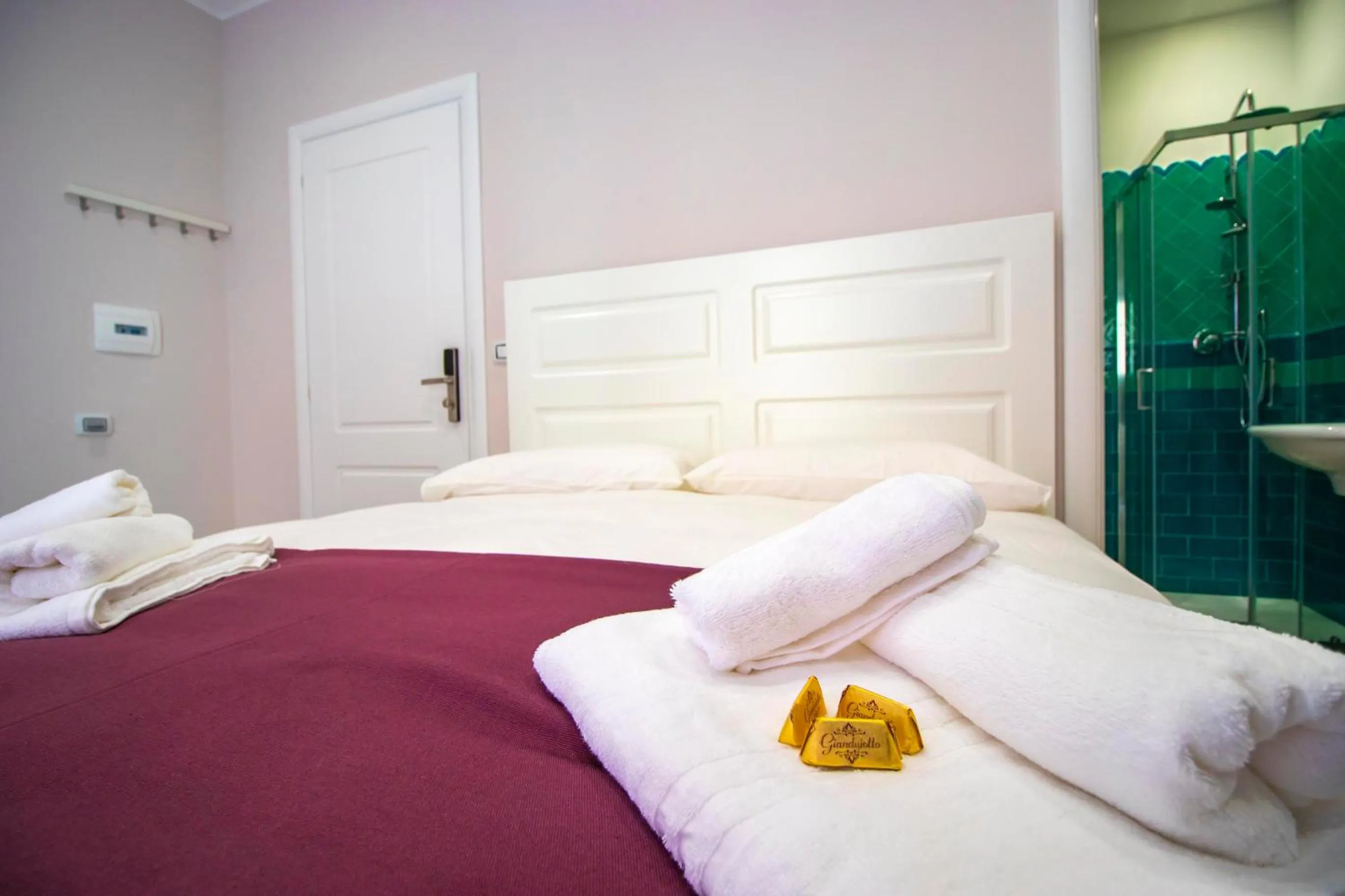 Photo of the whole room, Bed in Dimora Costantino