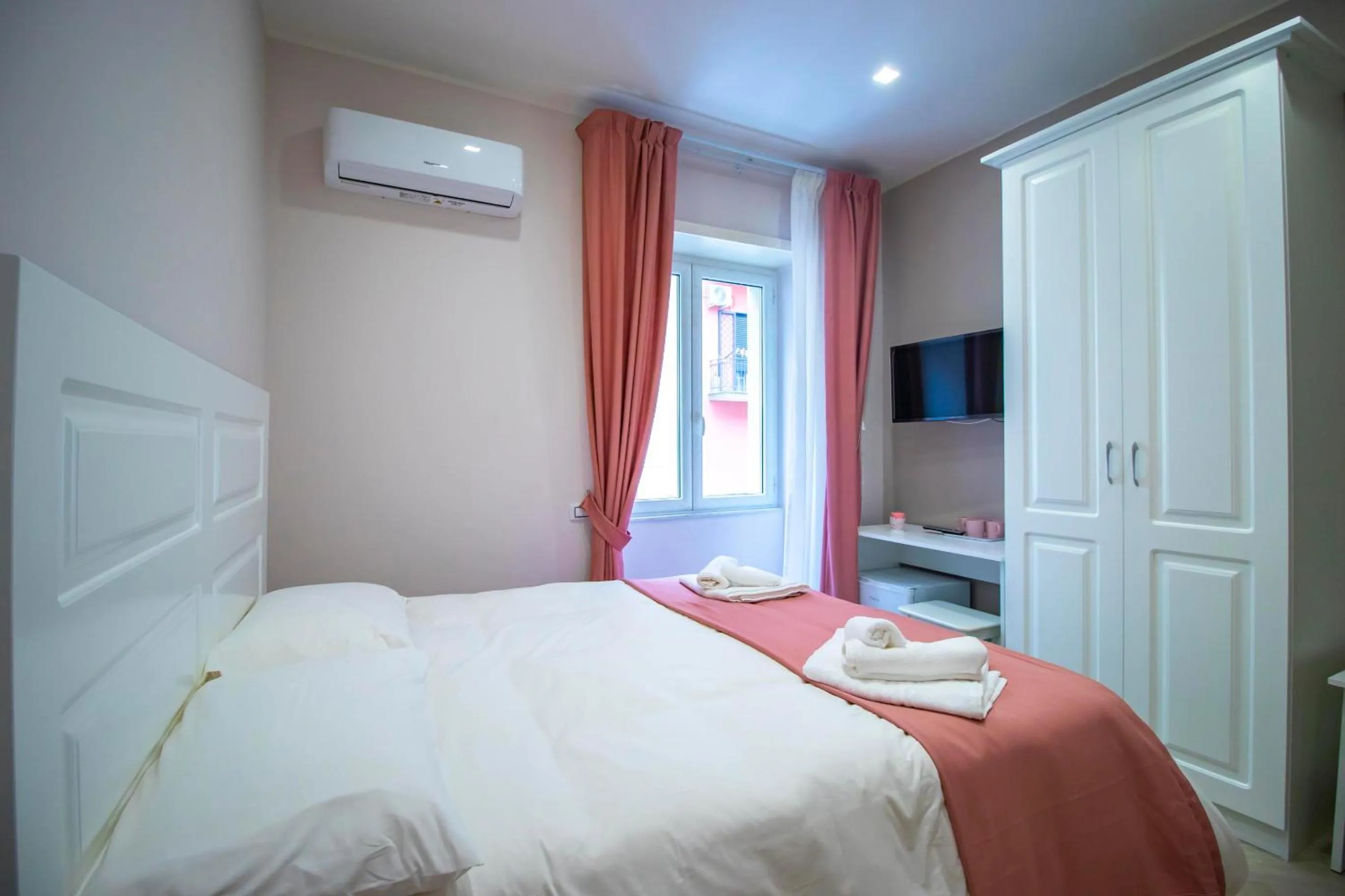 Photo of the whole room, Bed in Dimora Costantino