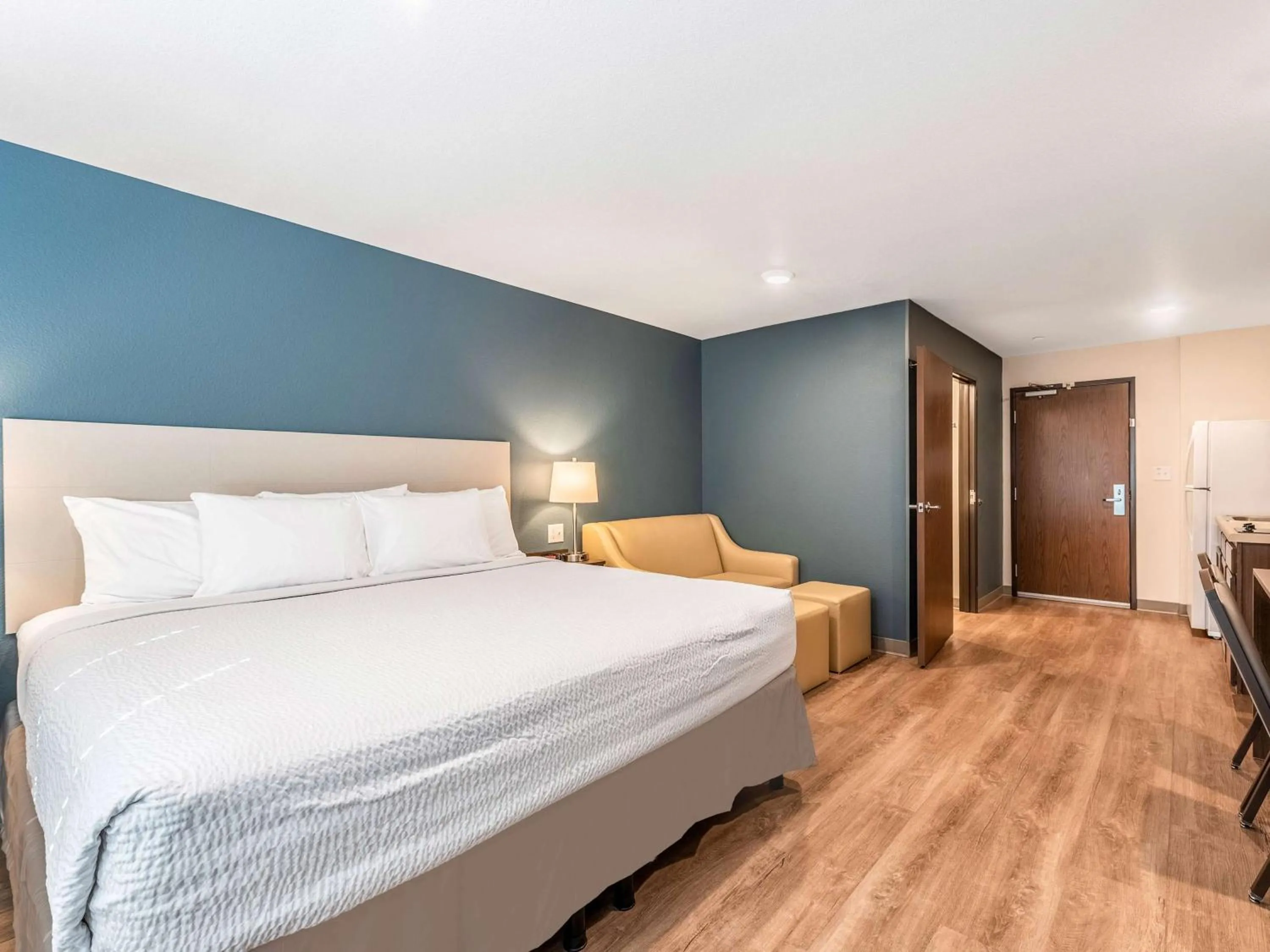 Bedroom, Bed in Extended Stay America Suites - Minneapolis - Airport - Mendota Heights