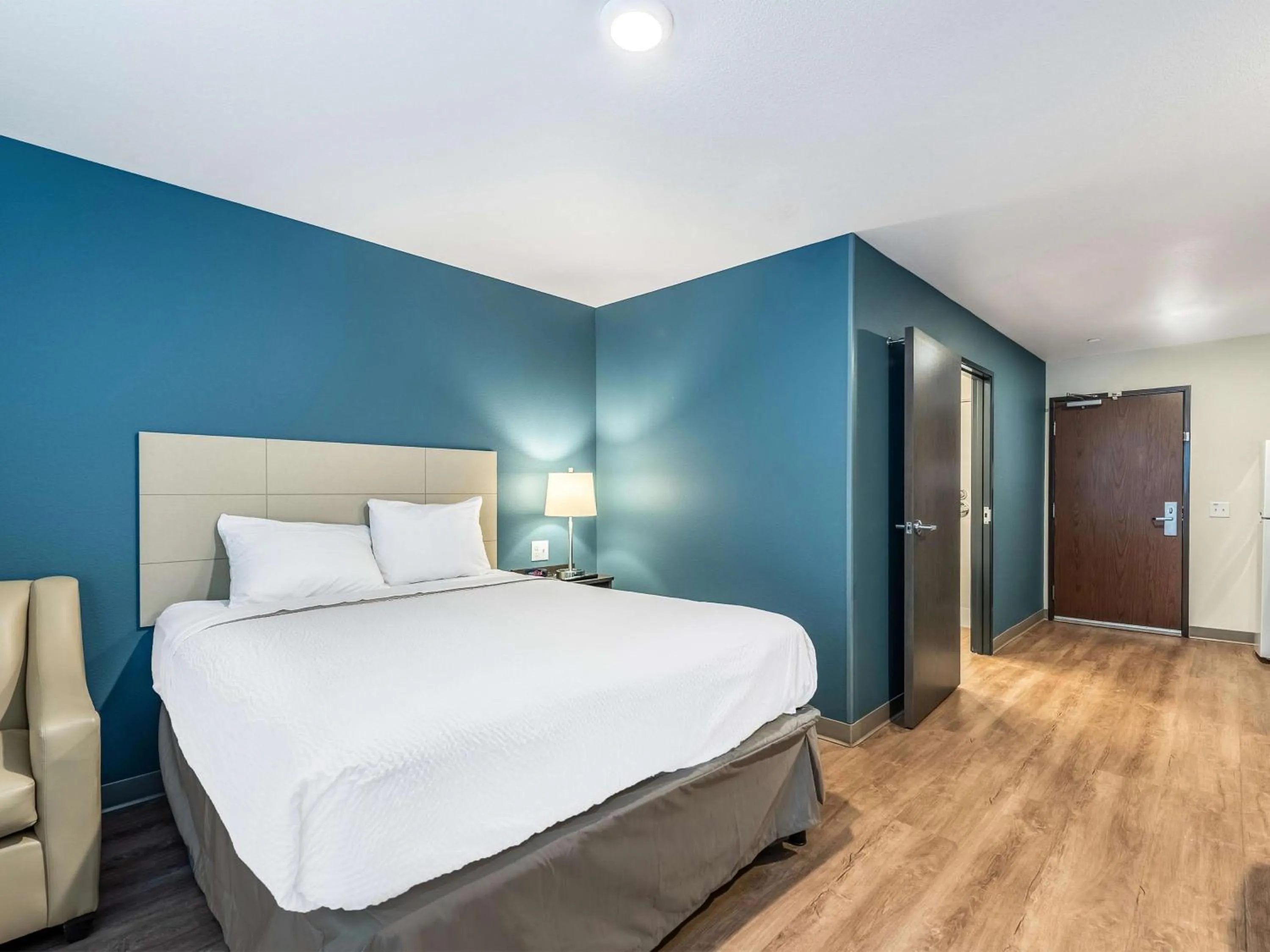 Bedroom, Bed in Extended Stay America Suites - Minneapolis - Airport - Mendota Heights