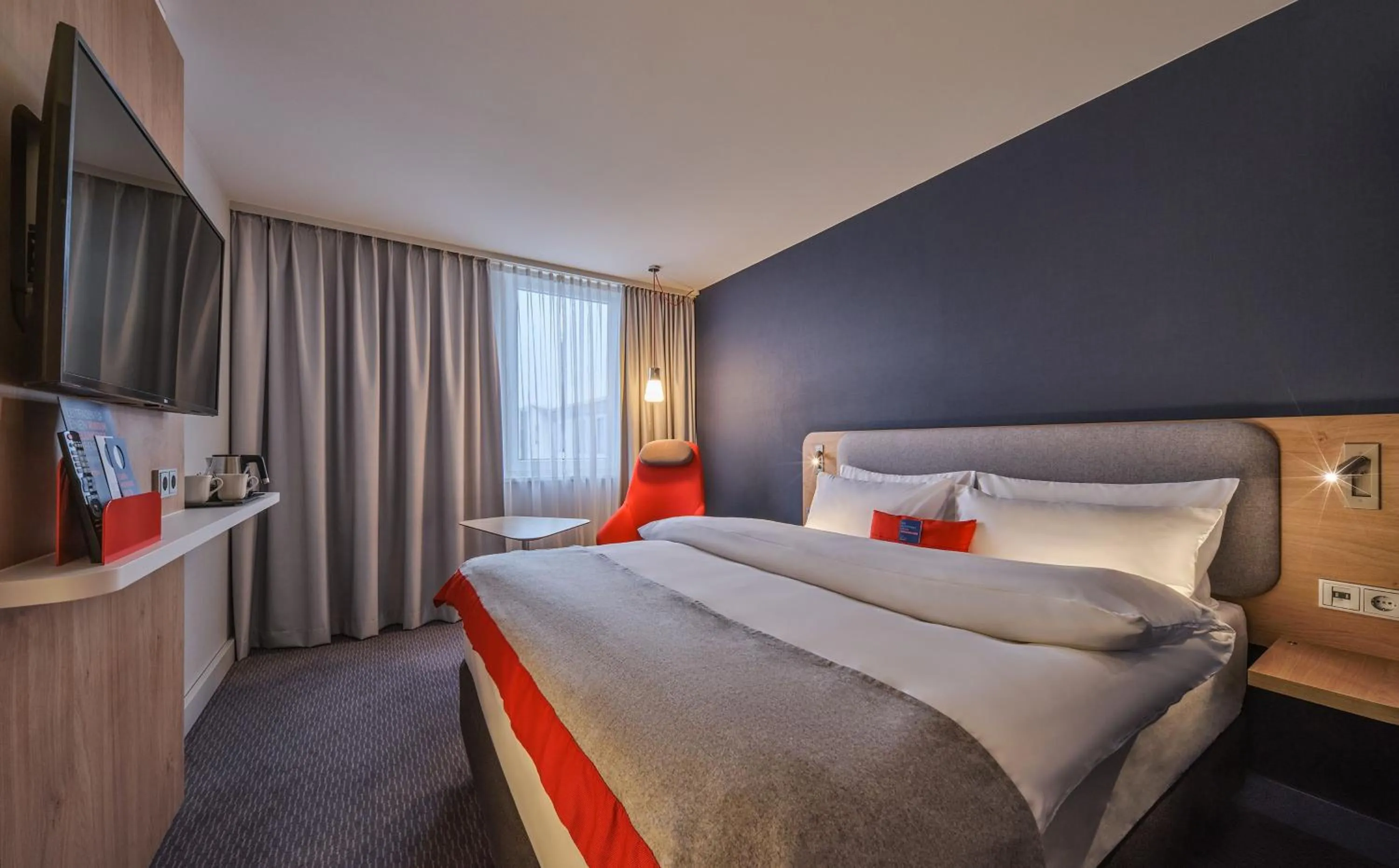 Photo of the whole room, Bed in Holiday Inn Express Frankfurt Messe by IHG