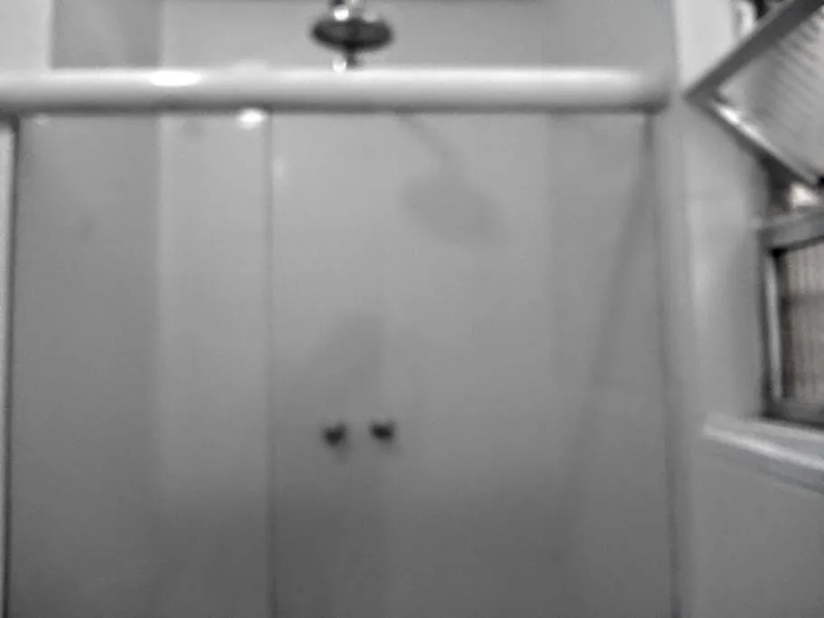 Shower in APARTAMENTO COPACABANA saleta, quarto grande com ar cond wi-fi a 2 qds da praia