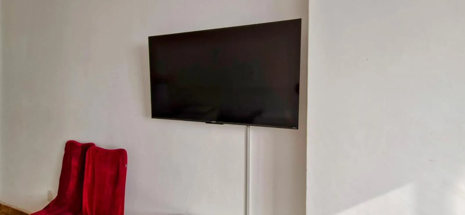 TV and multimedia in APARTAMENTO COPACABANA saleta, quarto grande com ar cond wi-fi a 2 qds da praia