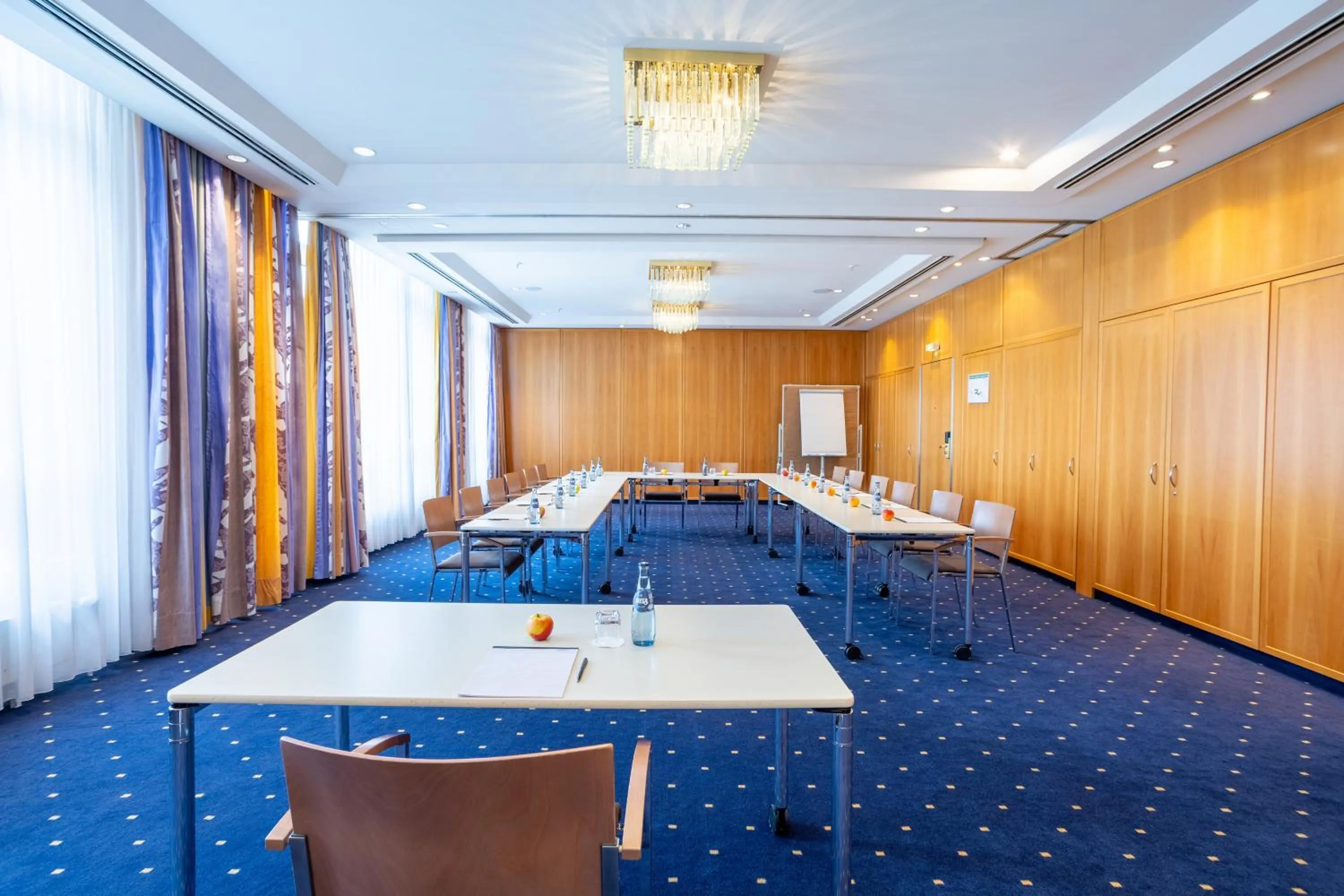 Meeting/conference room in Holiday Inn Hamburg, an IHG Hotel