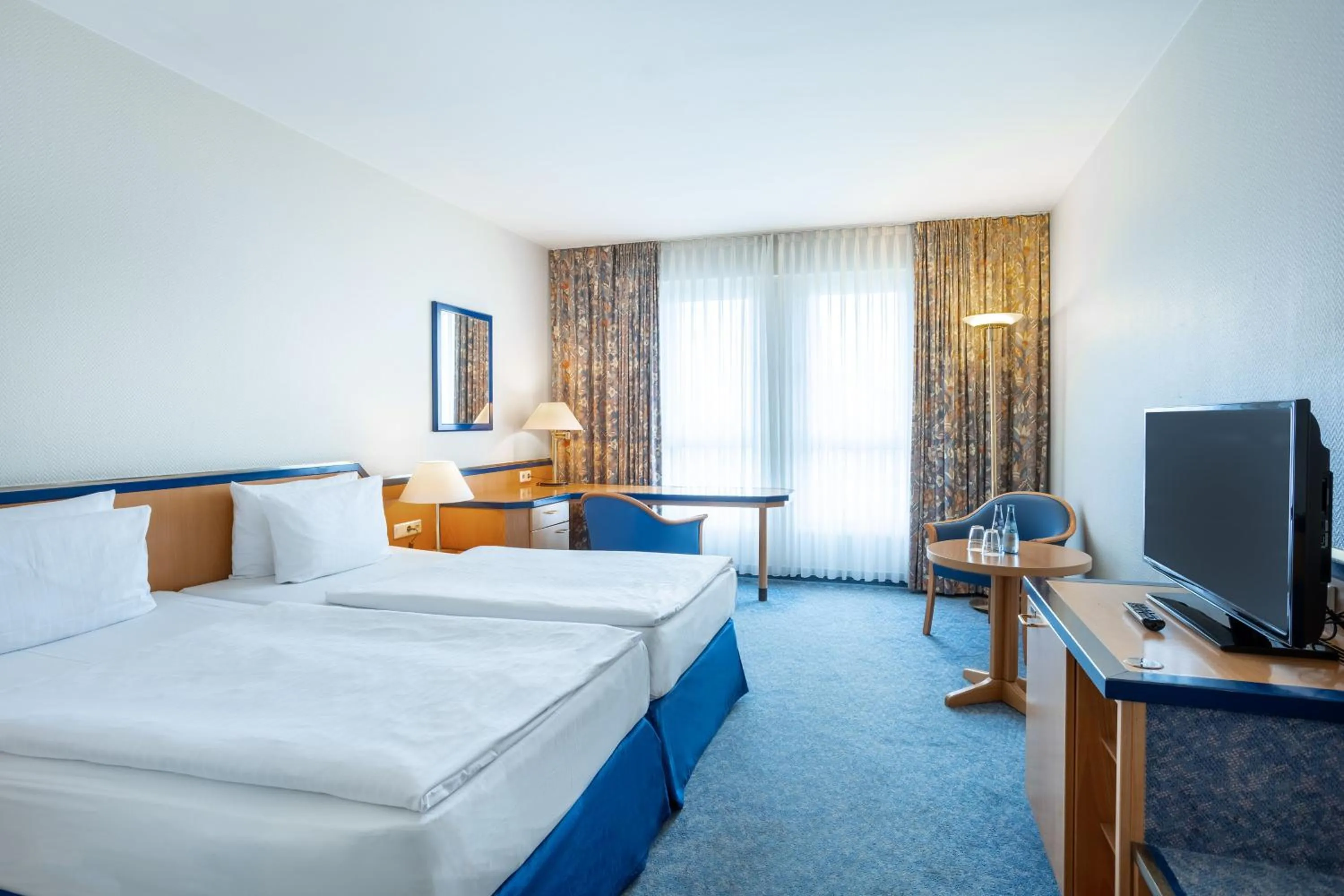 Photo of the whole room, Bed in Holiday Inn Hamburg, an IHG Hotel