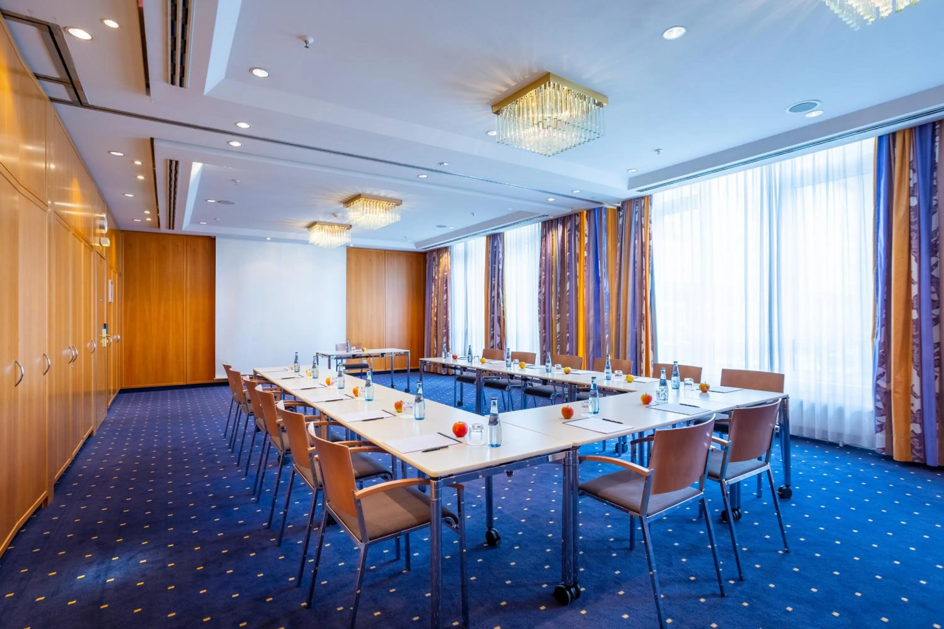 Meeting/conference room in Holiday Inn Hamburg, an IHG Hotel