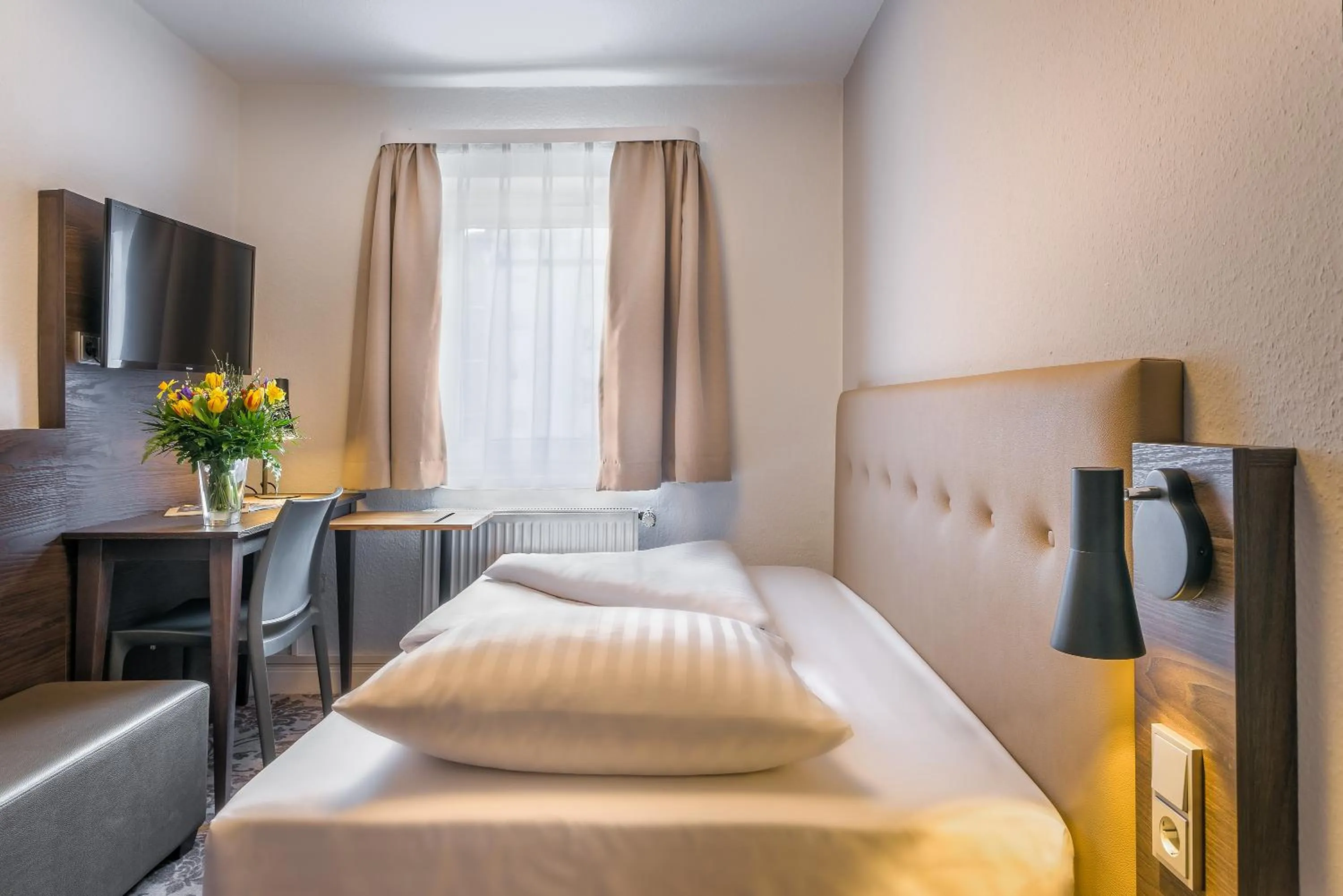 Photo of the whole room, Bed in Signature Hotel Astoria