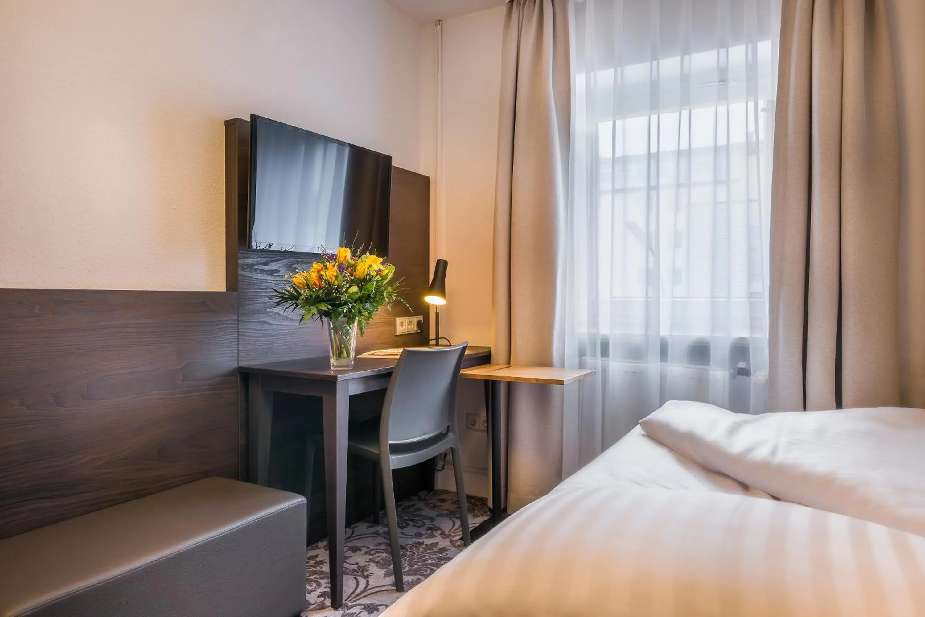 Standard Single Room in Signature Hotel Astoria Standard Single Room in Signature Hotel Astoria