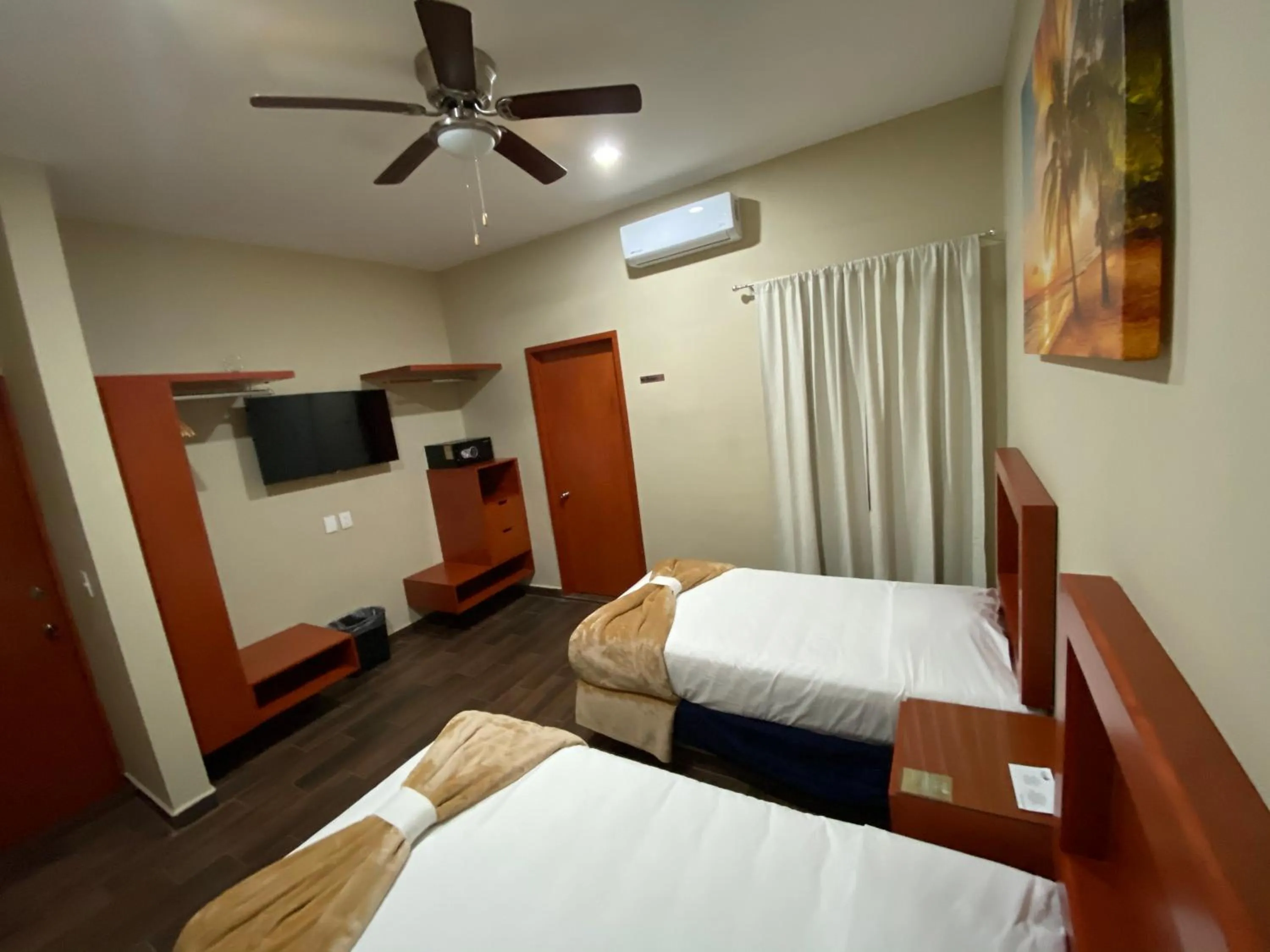 Bedroom, Bed in La Lola Hotel & Suites