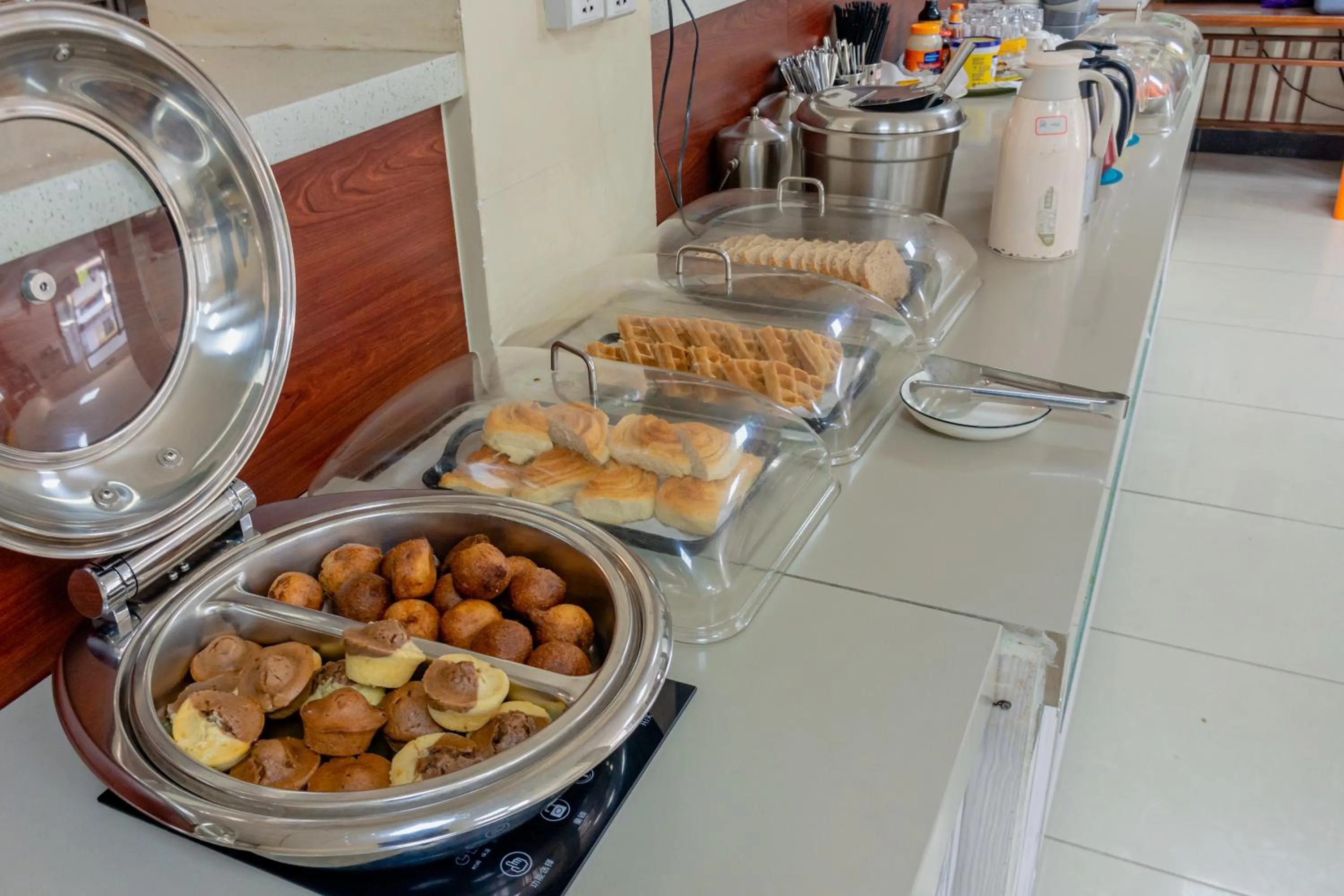 Coffee/tea facilities in Phoenix Apartment by LINK