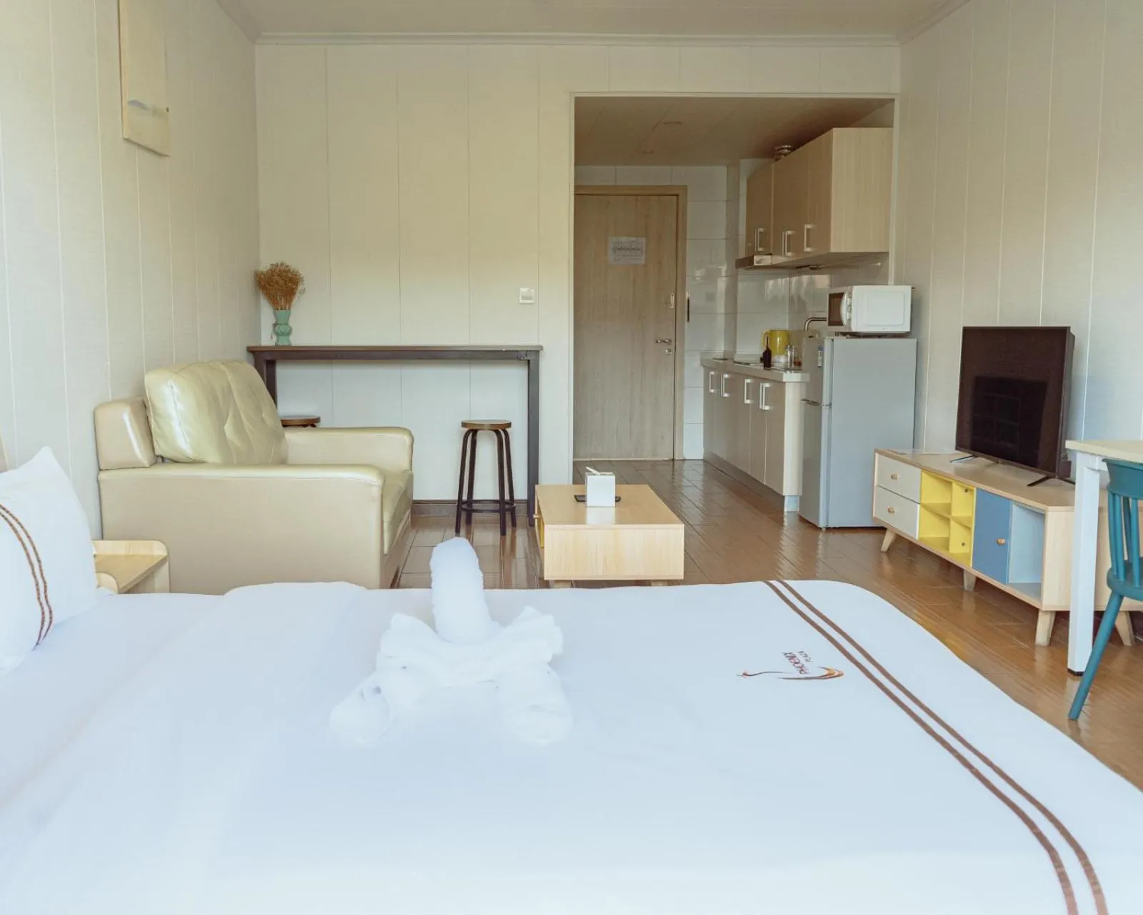 Photo of the whole room, Bed in Phoenix Apartment by LINK