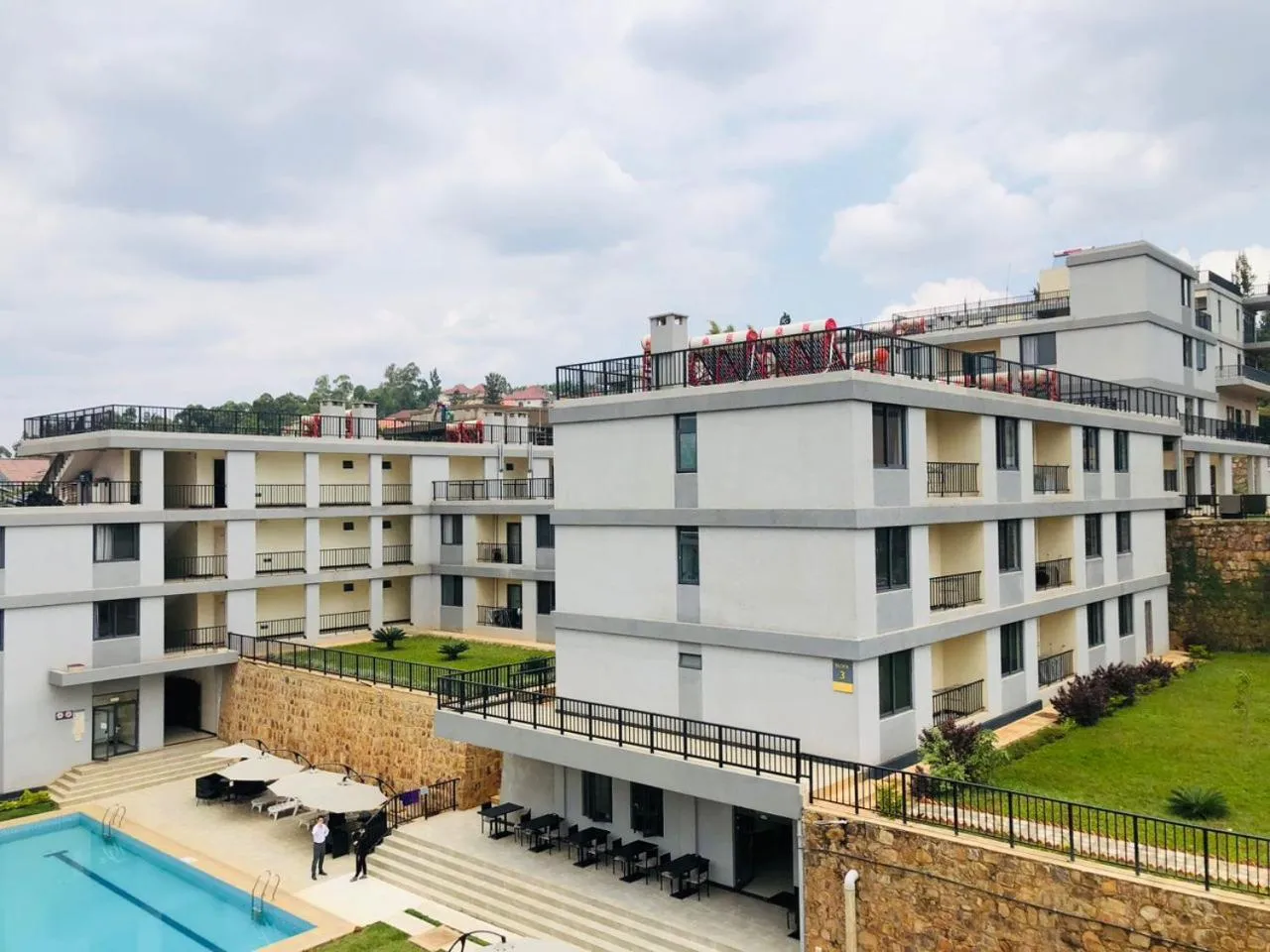 Pool view in Phoenix Apartment by LINK