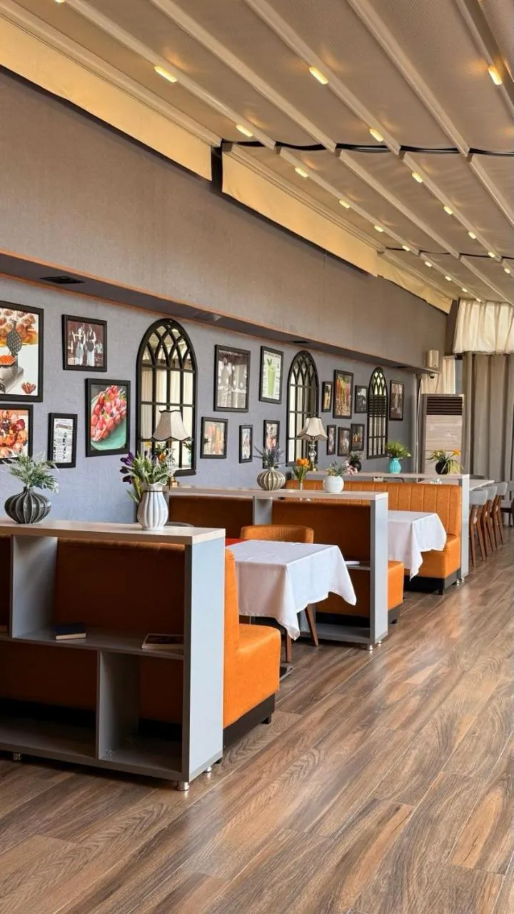 Restaurant/places to eat in Hotel Bukhara