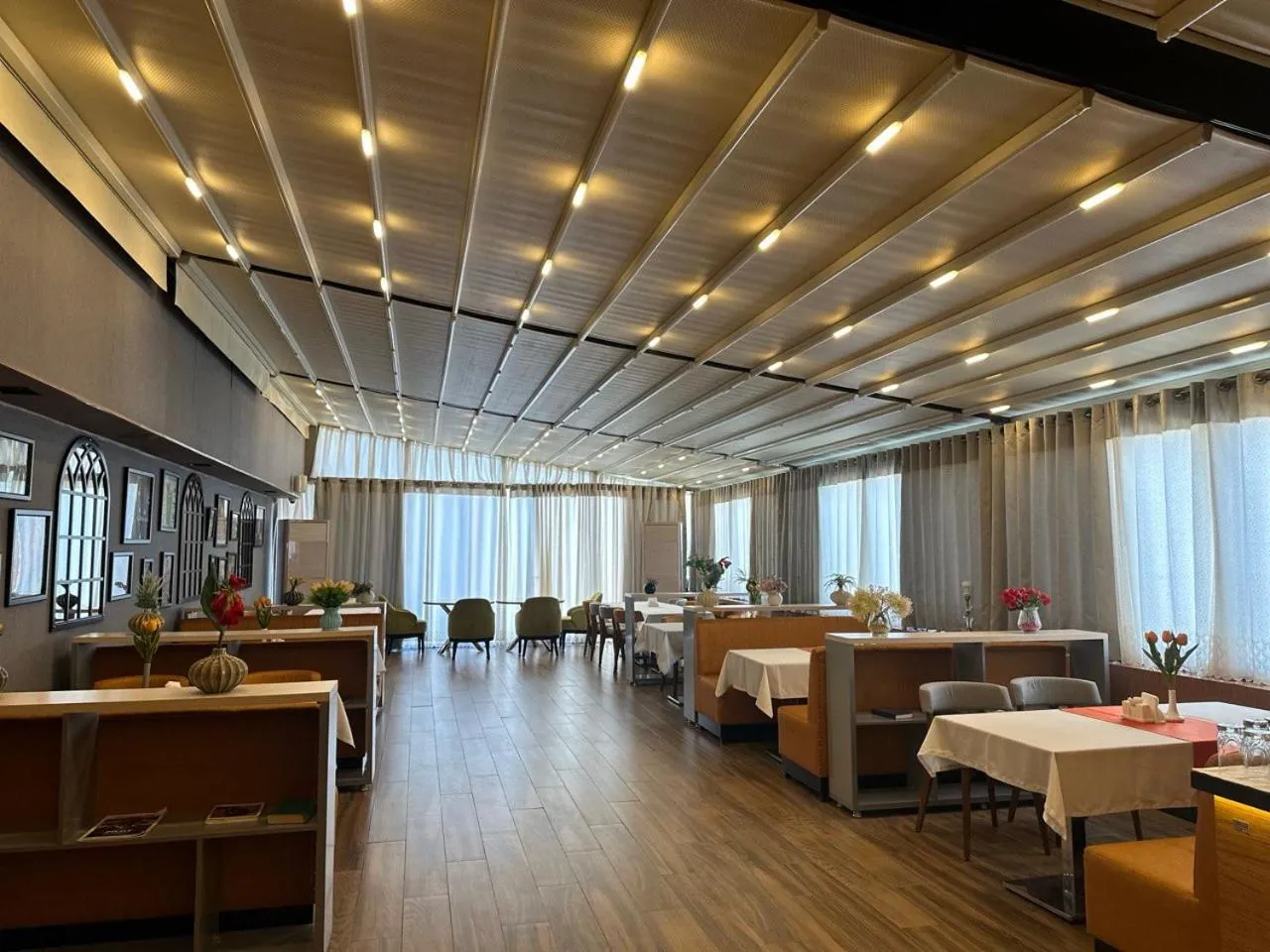 Restaurant/places to eat in Hotel Bukhara