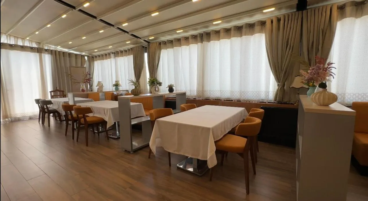 Restaurant/places to eat in Hotel Bukhara