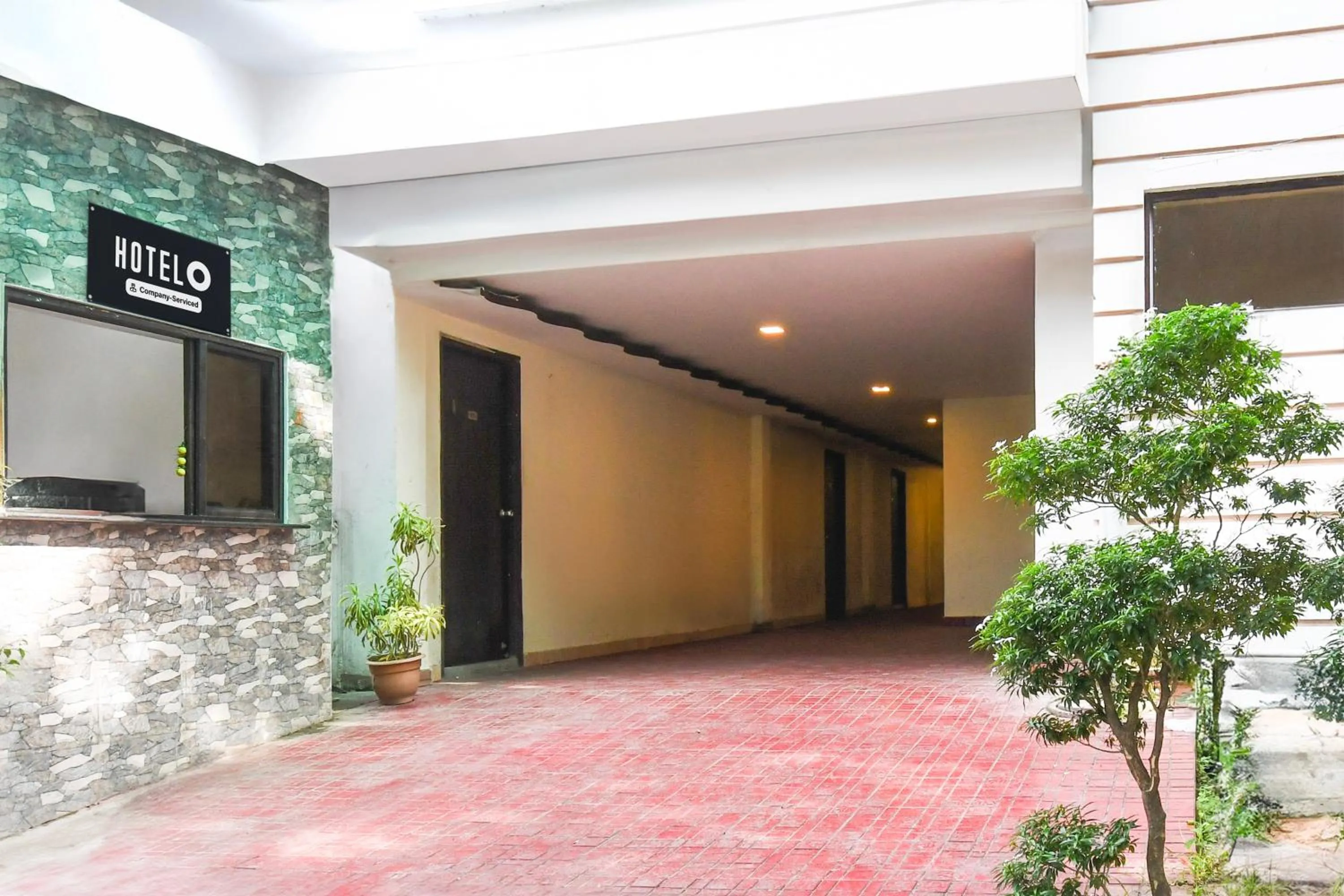 Facade/entrance in Super Hotel O New Alipore