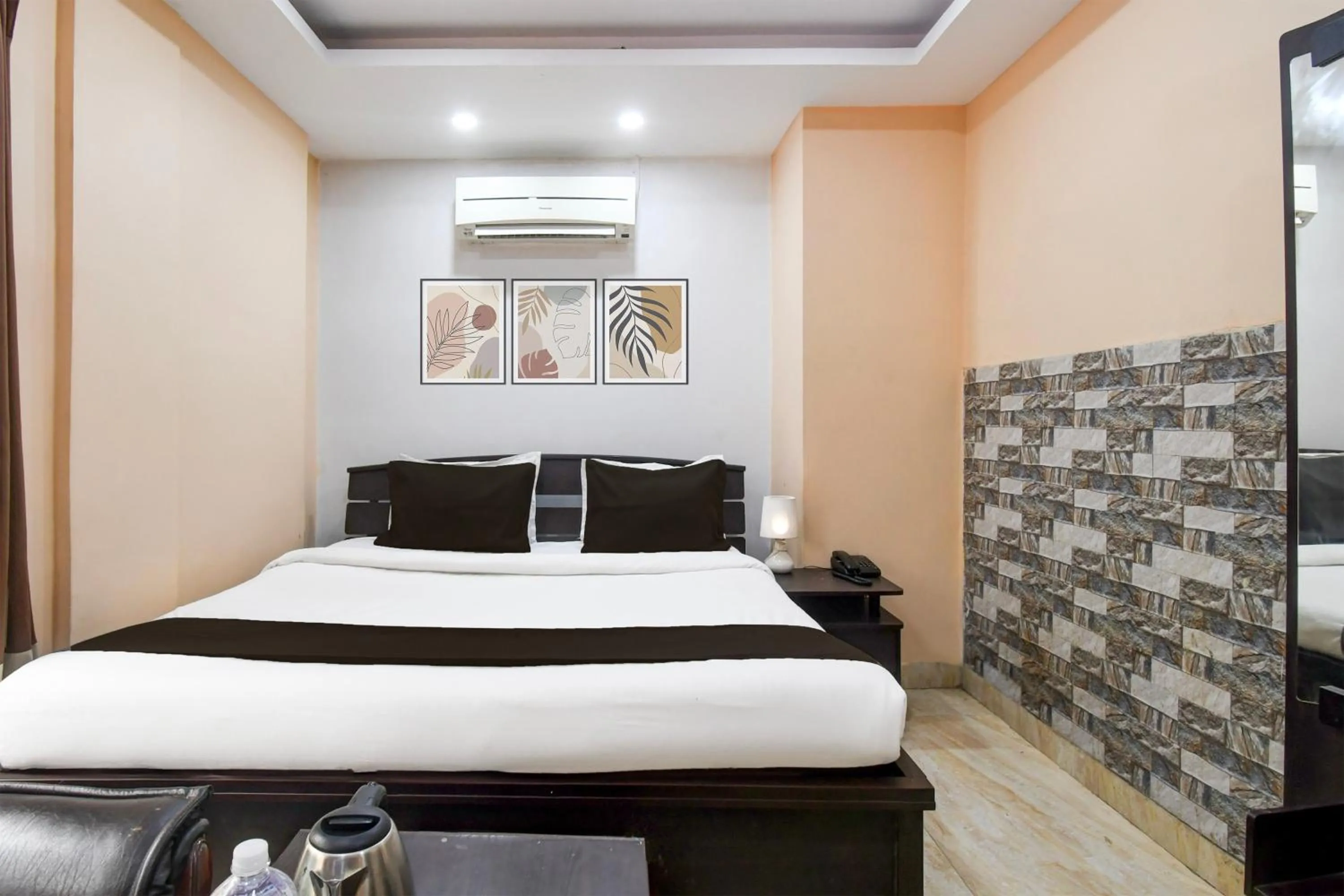 Bedroom, Bed in Super Hotel O New Alipore