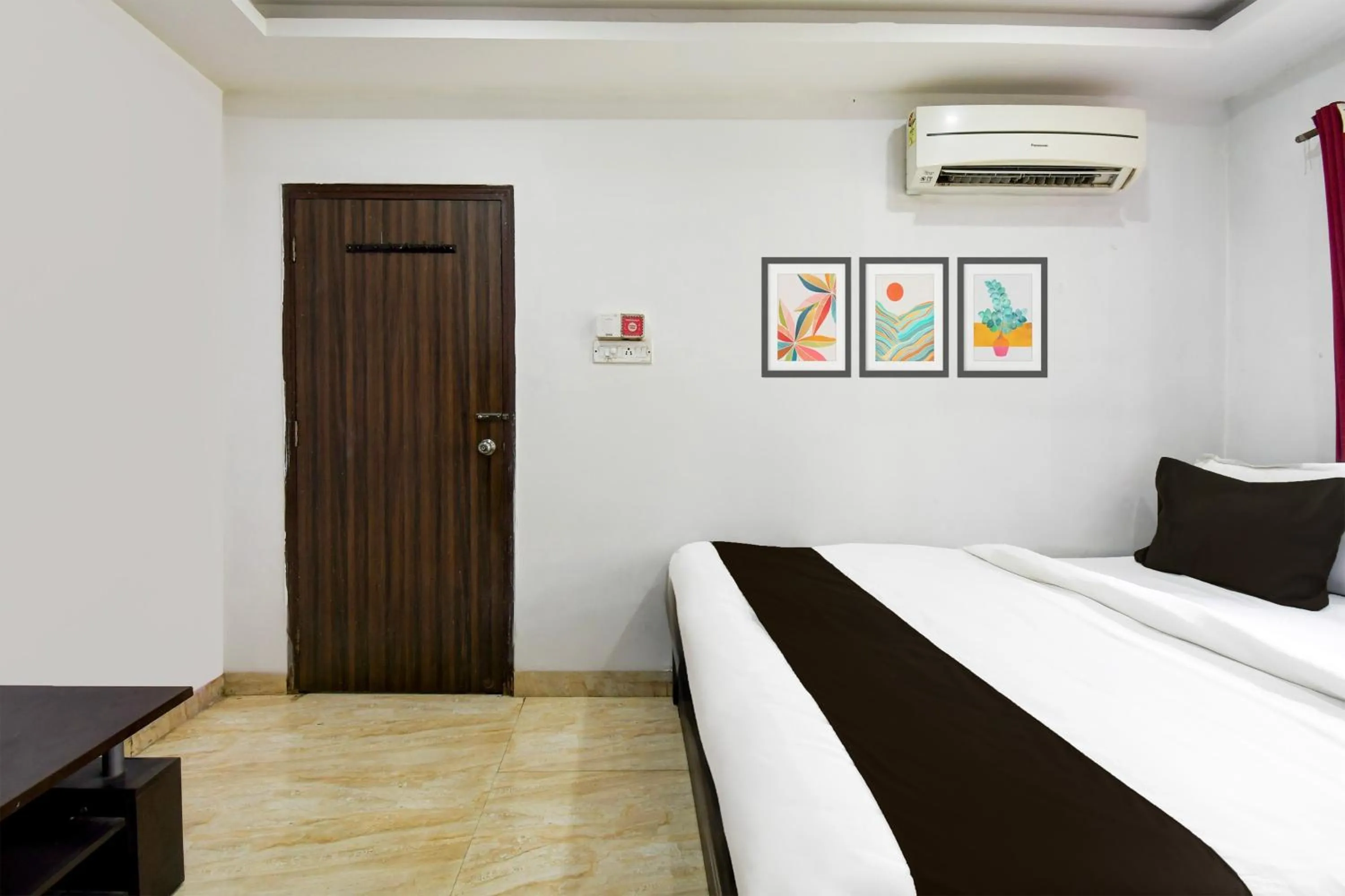Bedroom, Bed in Super Hotel O New Alipore