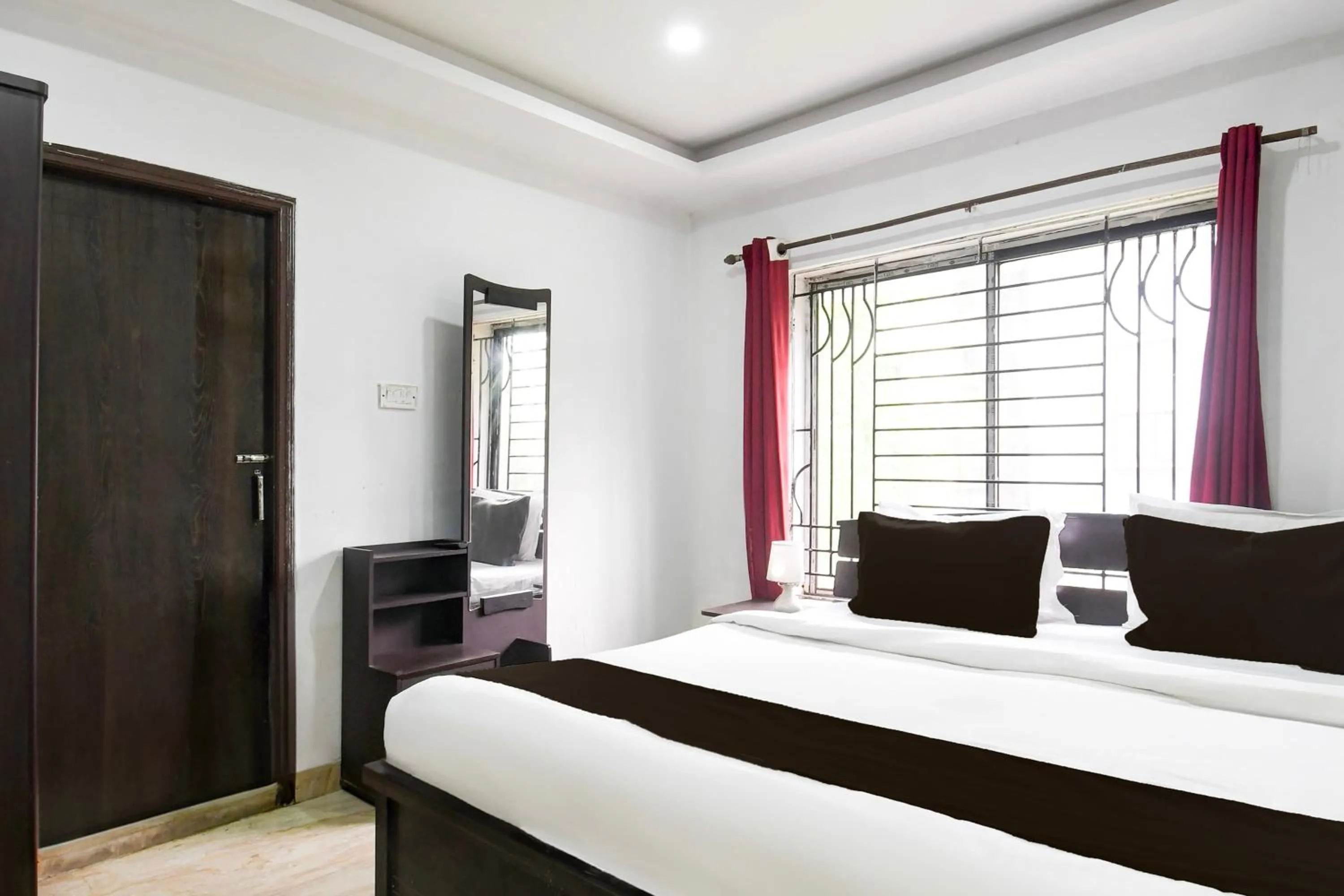 Bedroom, Bed in Super Hotel O New Alipore