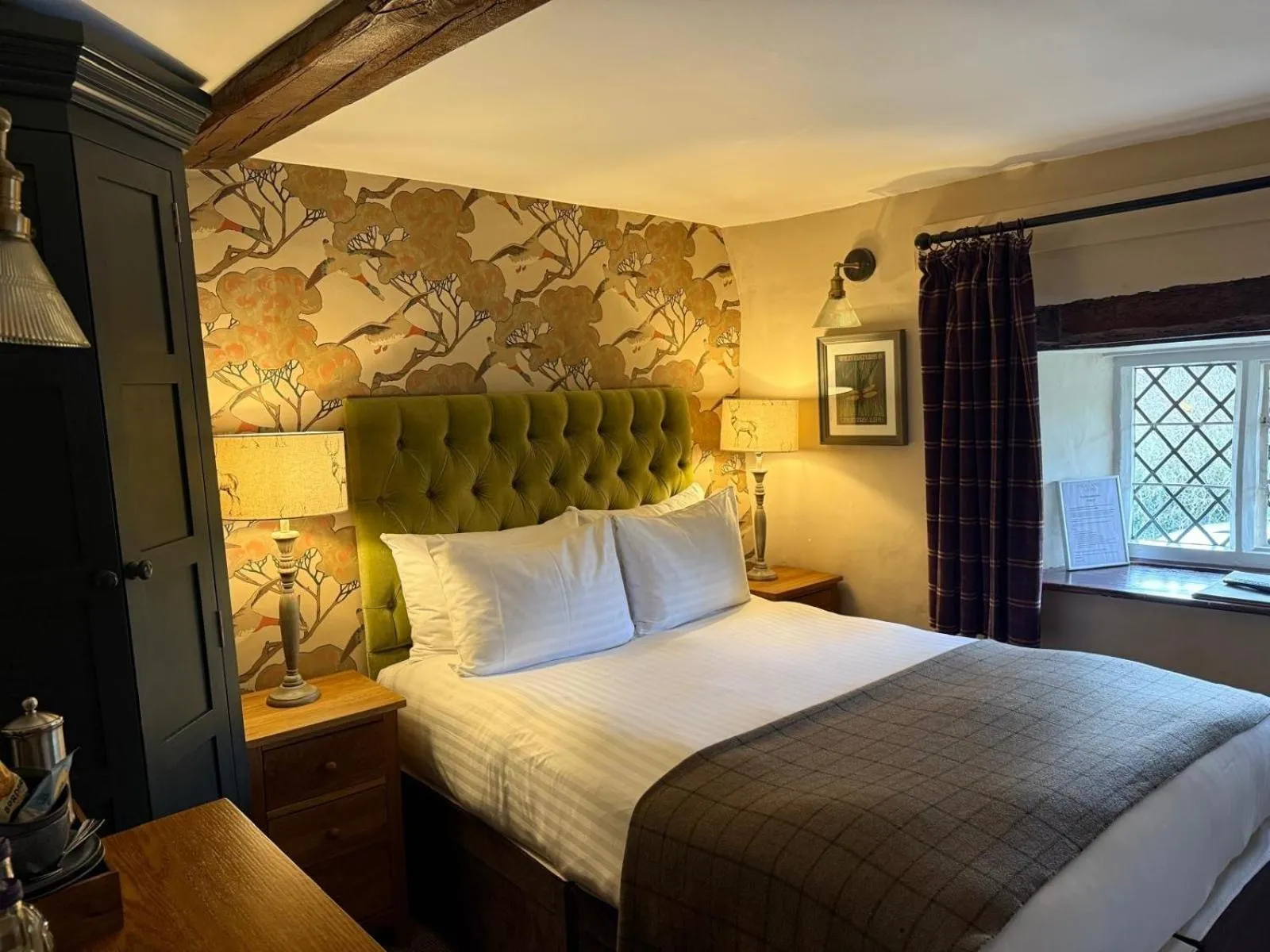 Bedroom, Bed in The Falkland Arms