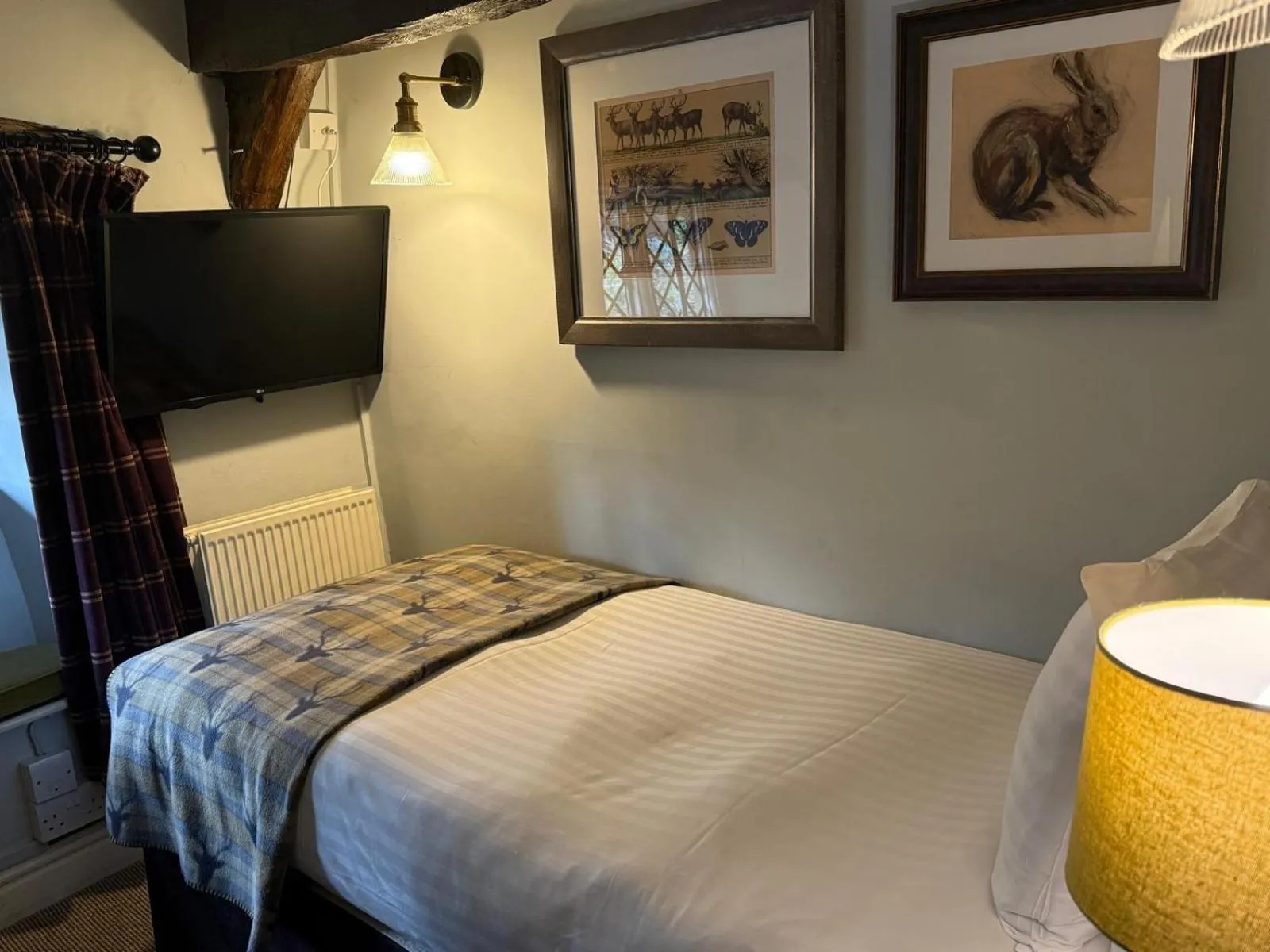 Bedroom, Bed in The Falkland Arms