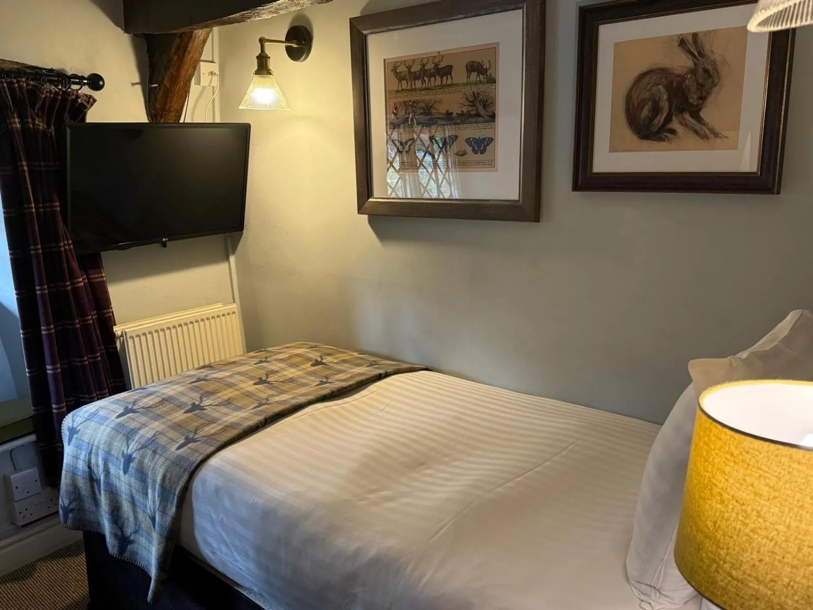 Bedroom, Bed in The Falkland Arms