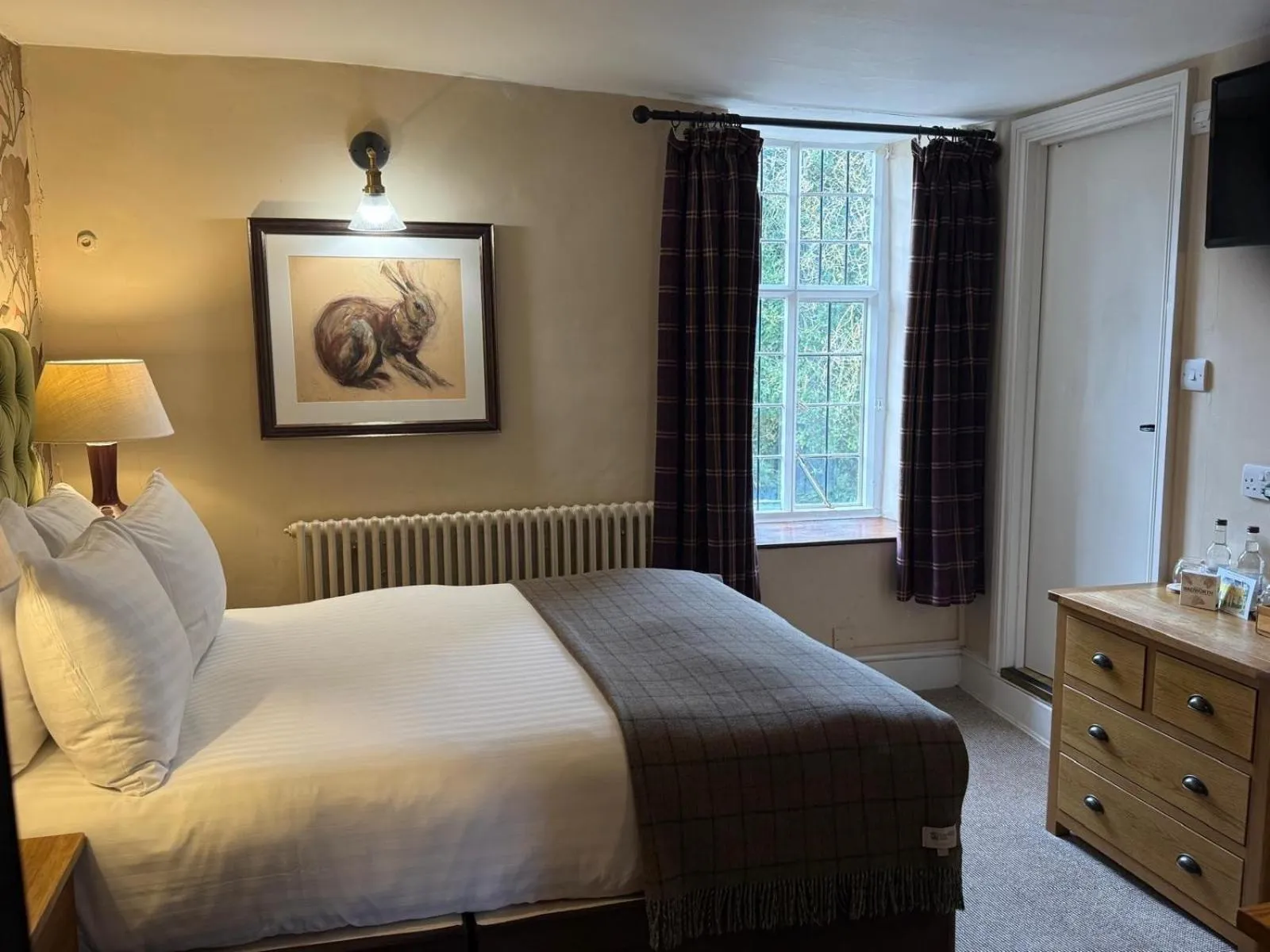 Bedroom, Bed in The Falkland Arms