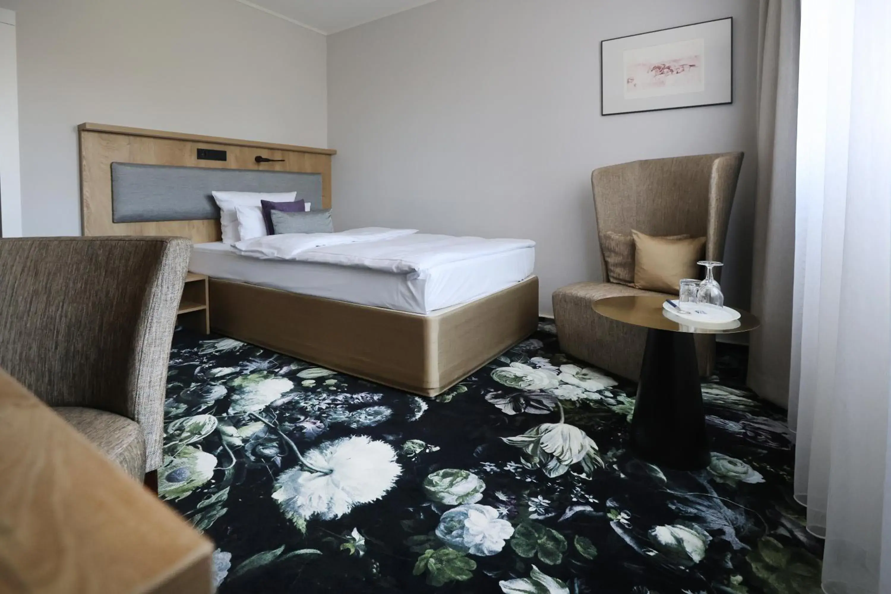 Comfort Queen Room with Balcony in Best Western Hotel Windorf Comfort Queen Room with Balcony in Best Western Hotel Windorf