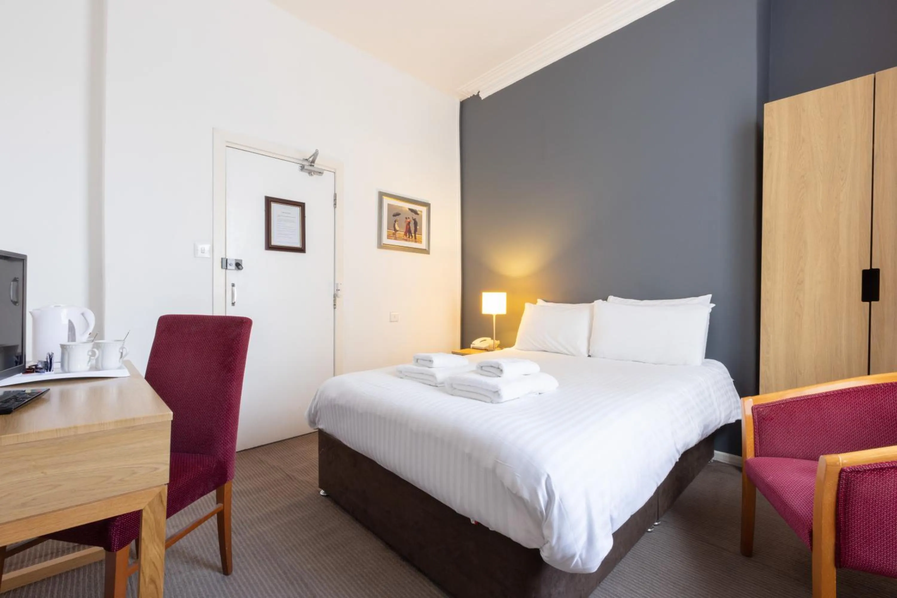 Bedroom, Bed in The Marine Hotel