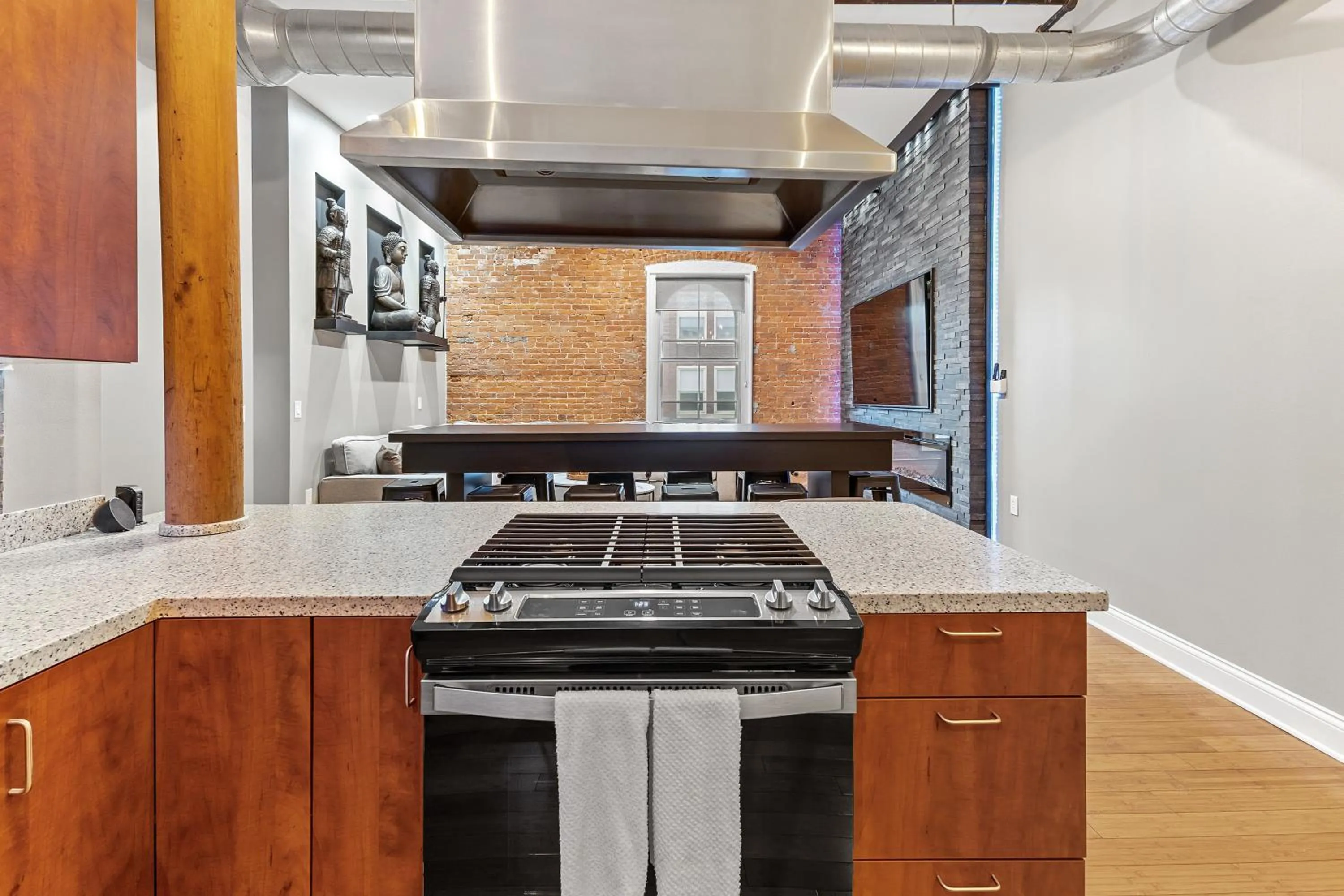 Georgia Street 4 Bedroom Condo Downtown!!