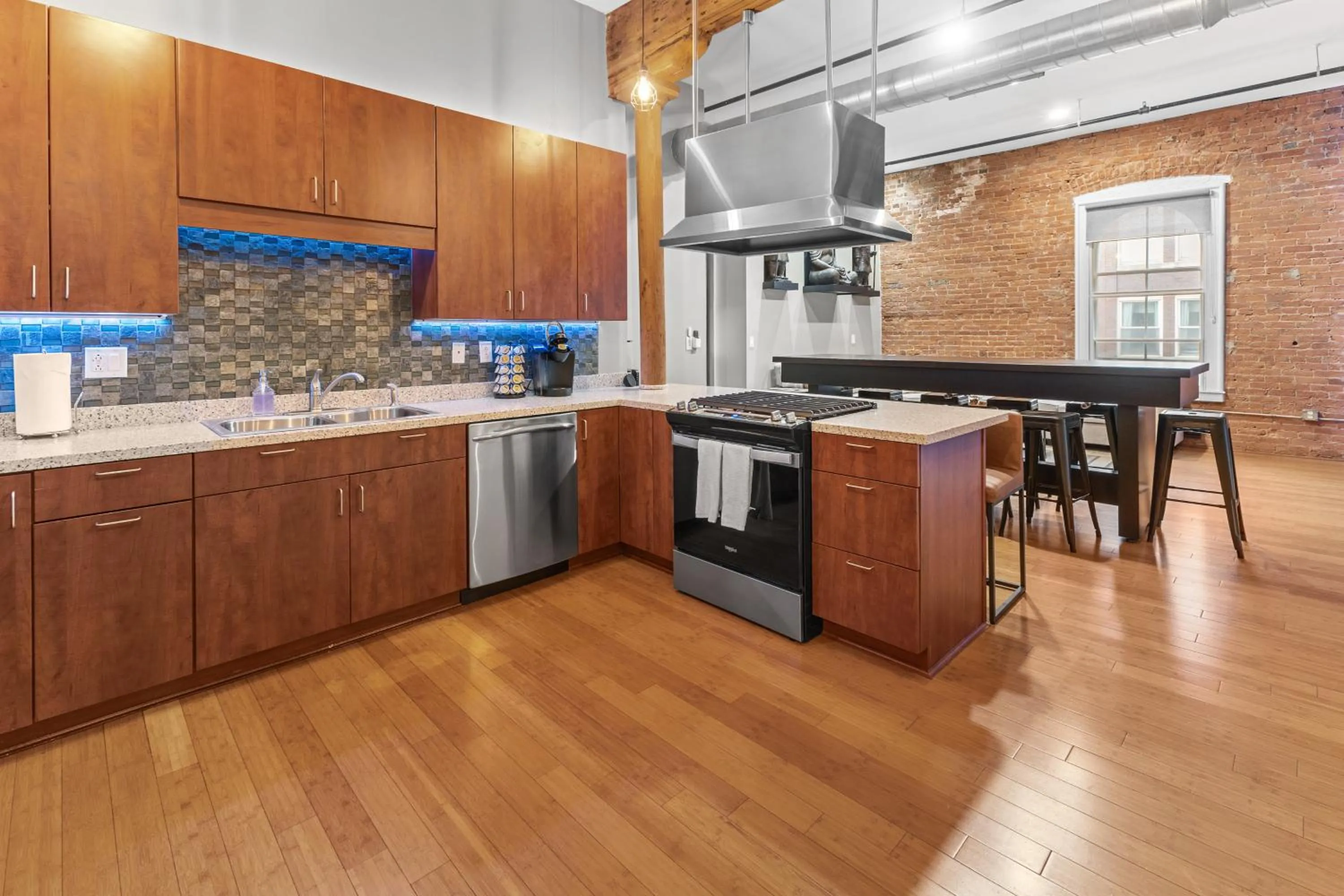 Georgia Street 4 Bedroom Condo Downtown!!