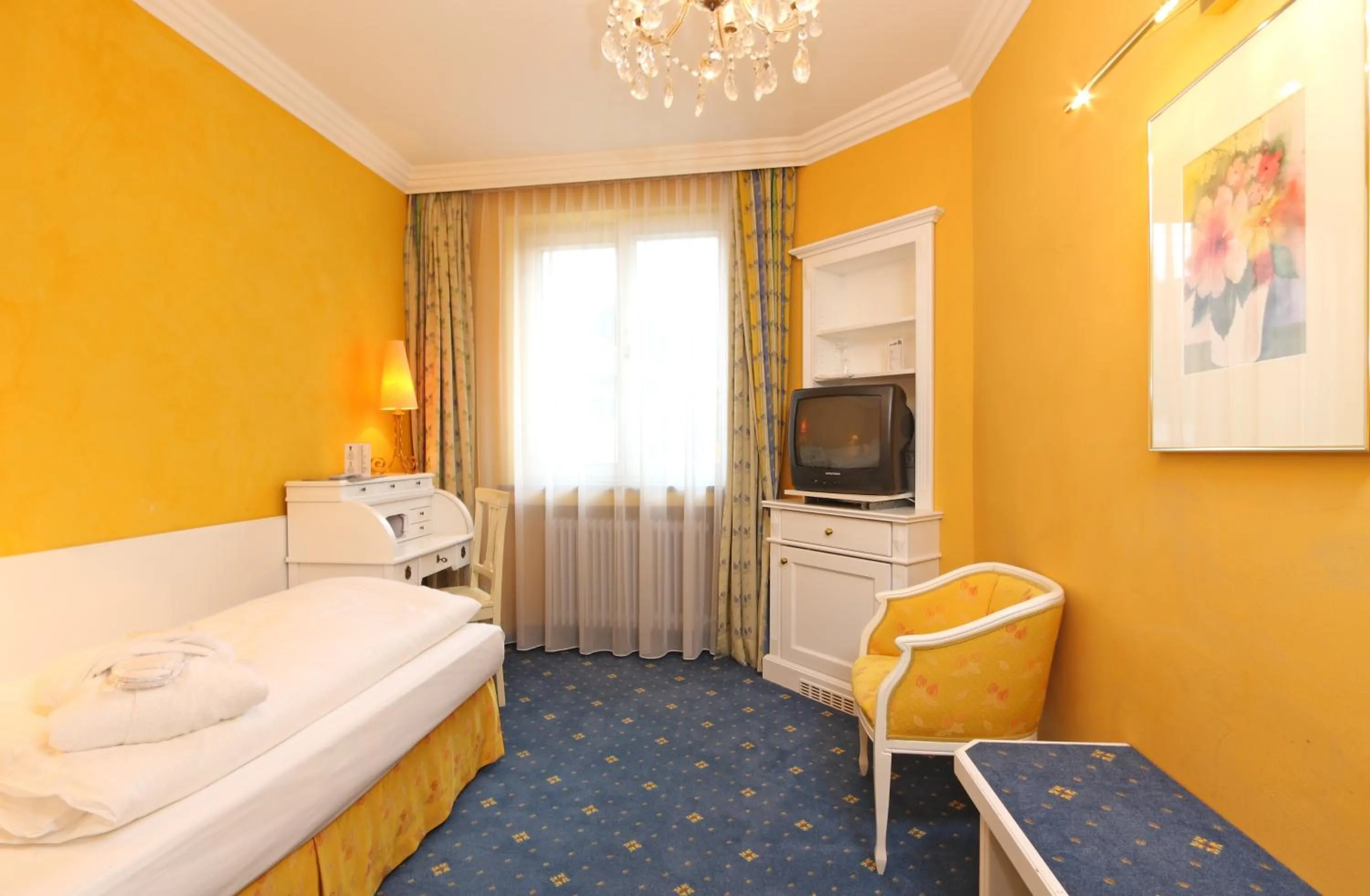 Photo of the whole room, Bed in Wittelsbacher Hof Swiss Quality Hotel