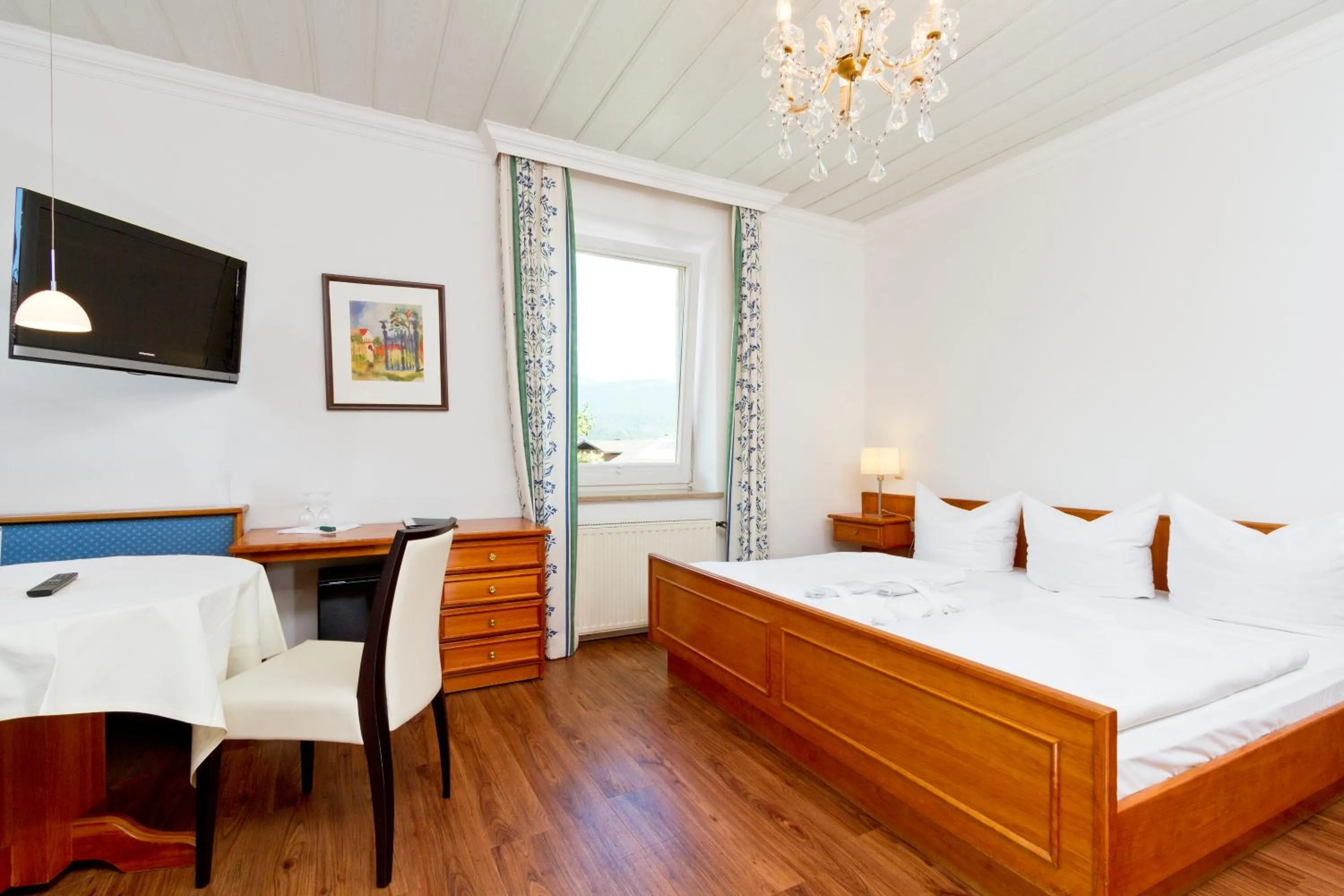 Bathroom, Bed in Wittelsbacher Hof Swiss Quality Hotel